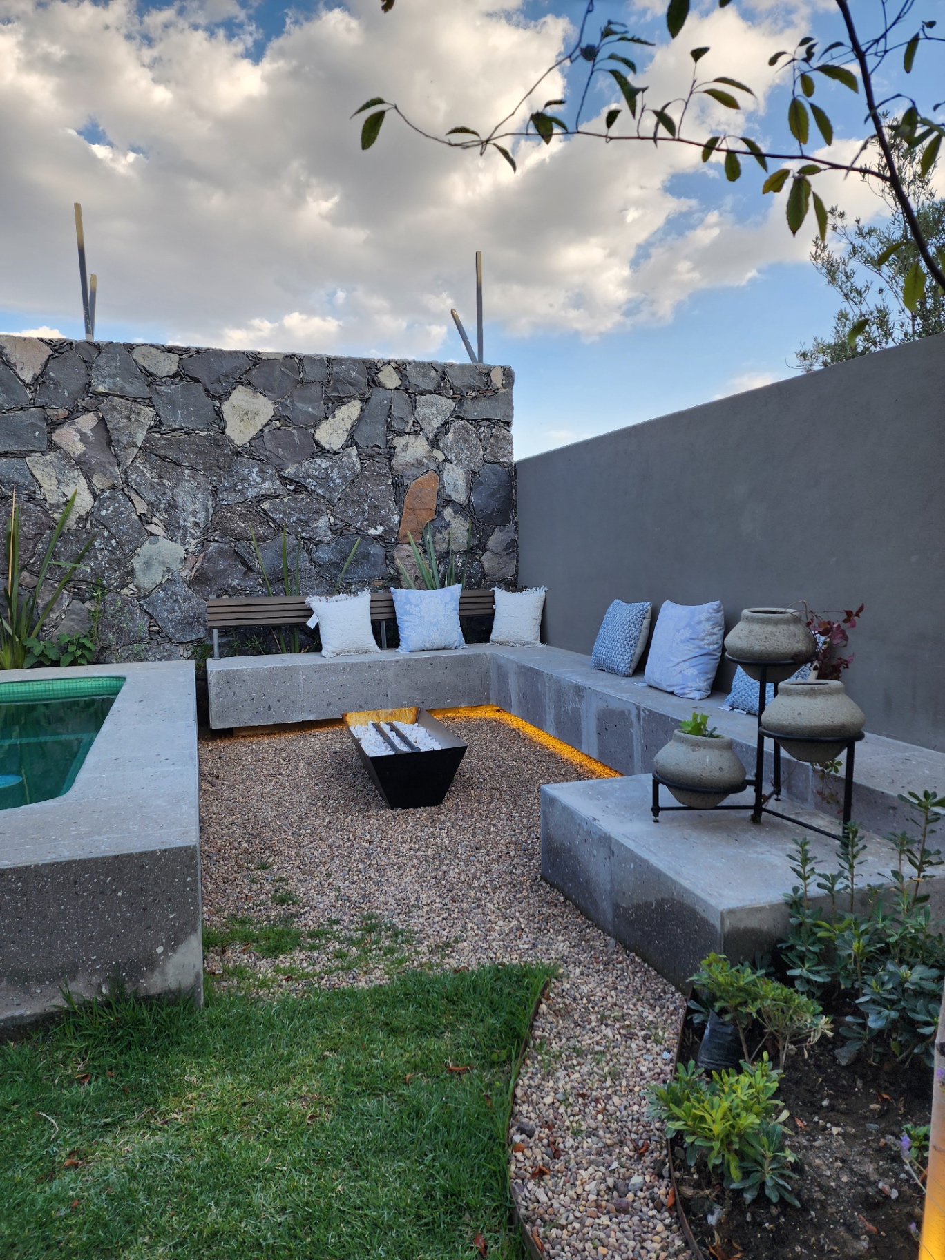 Lounge exterior con fire pit