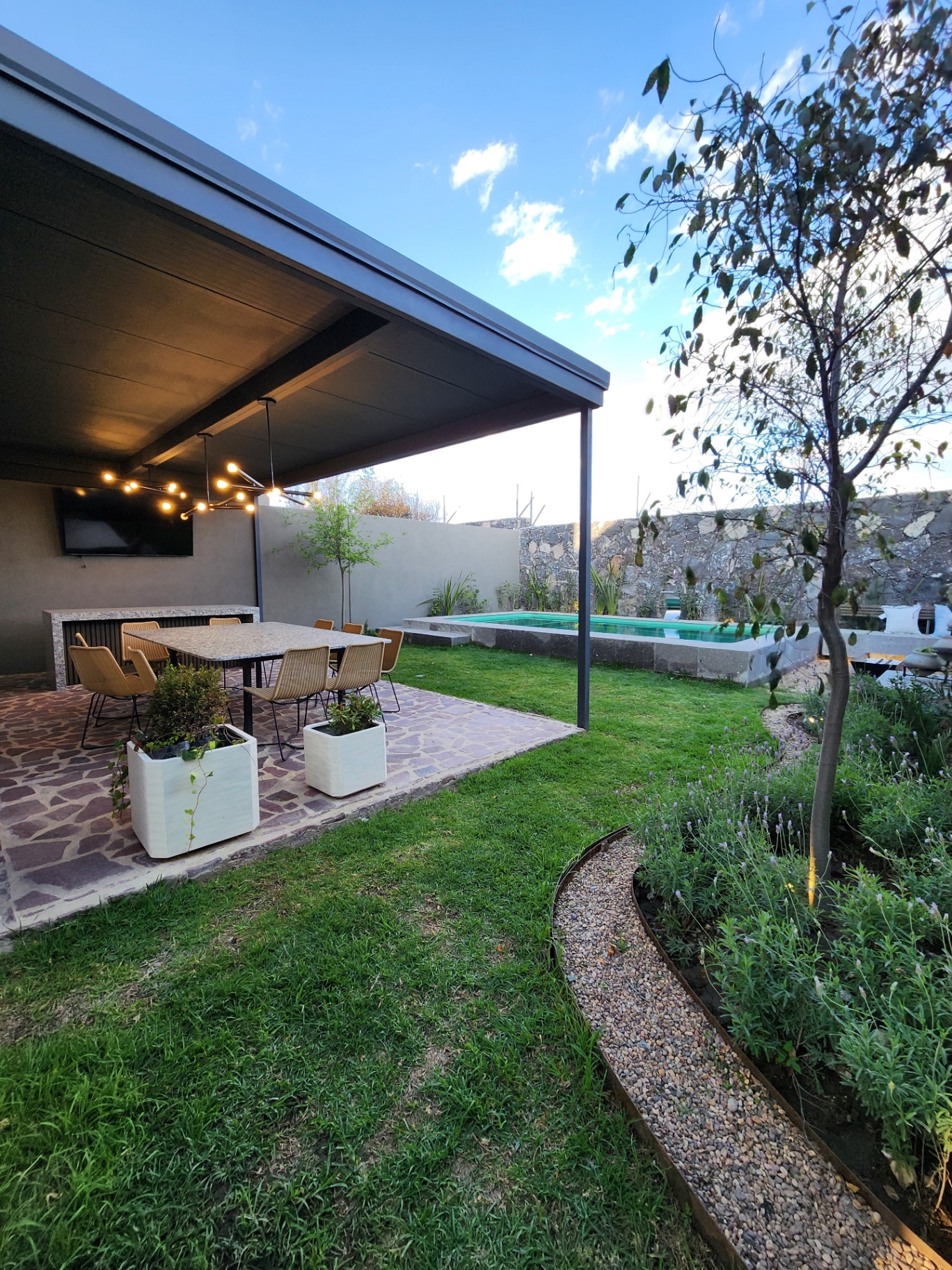 Jardín con terraza y alberca