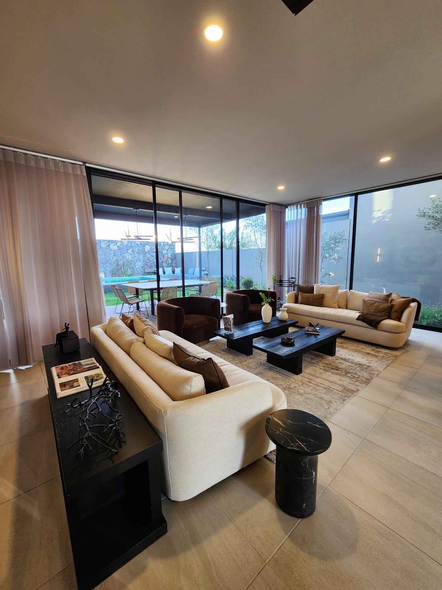 Sala de estar con ventanal al jardín