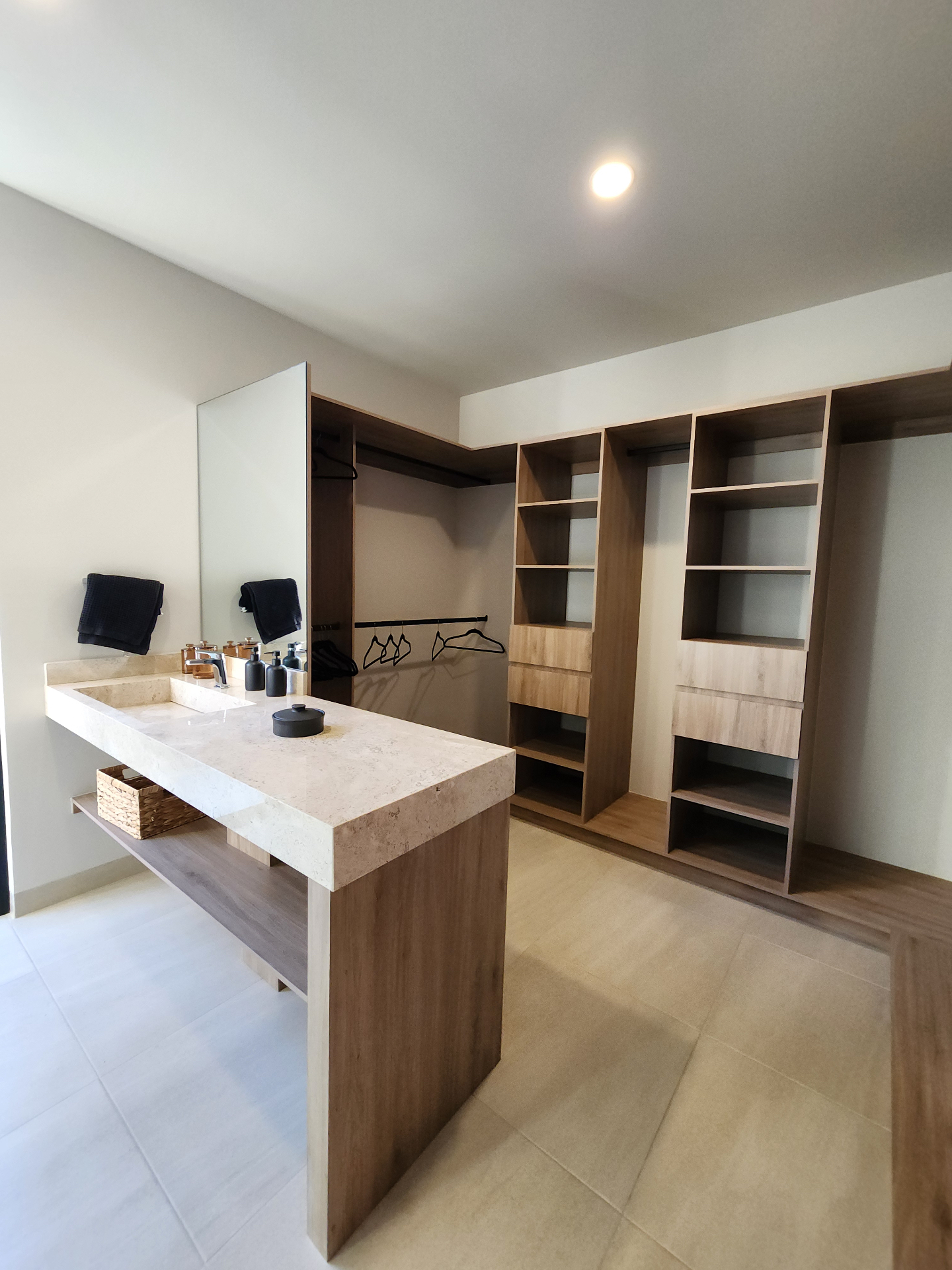 Vestidor con isla y doble lavabo