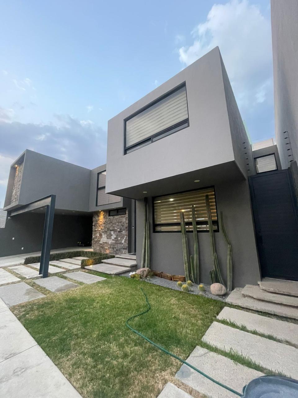Fachada y acceso