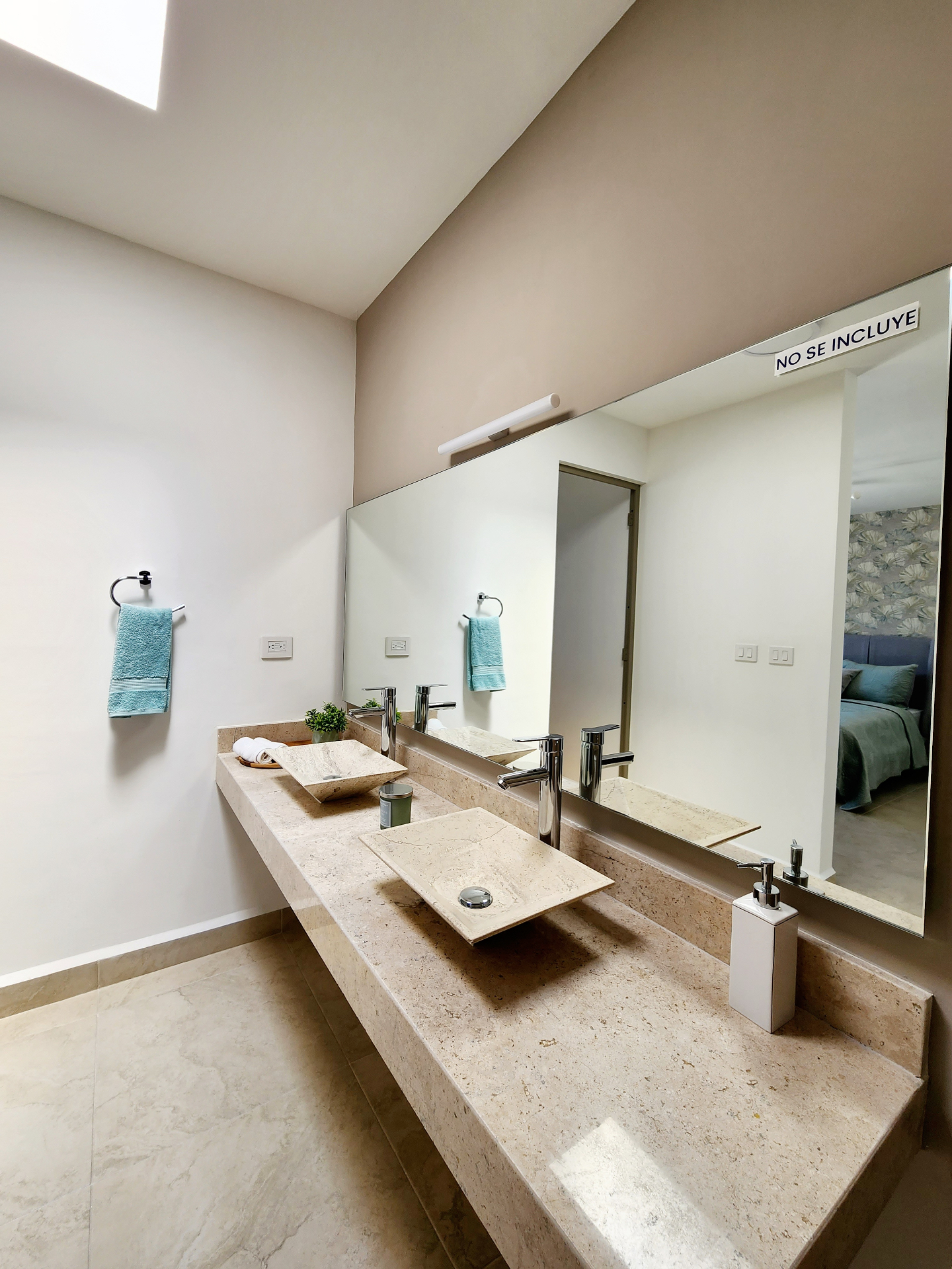 Baño con doble lavabo