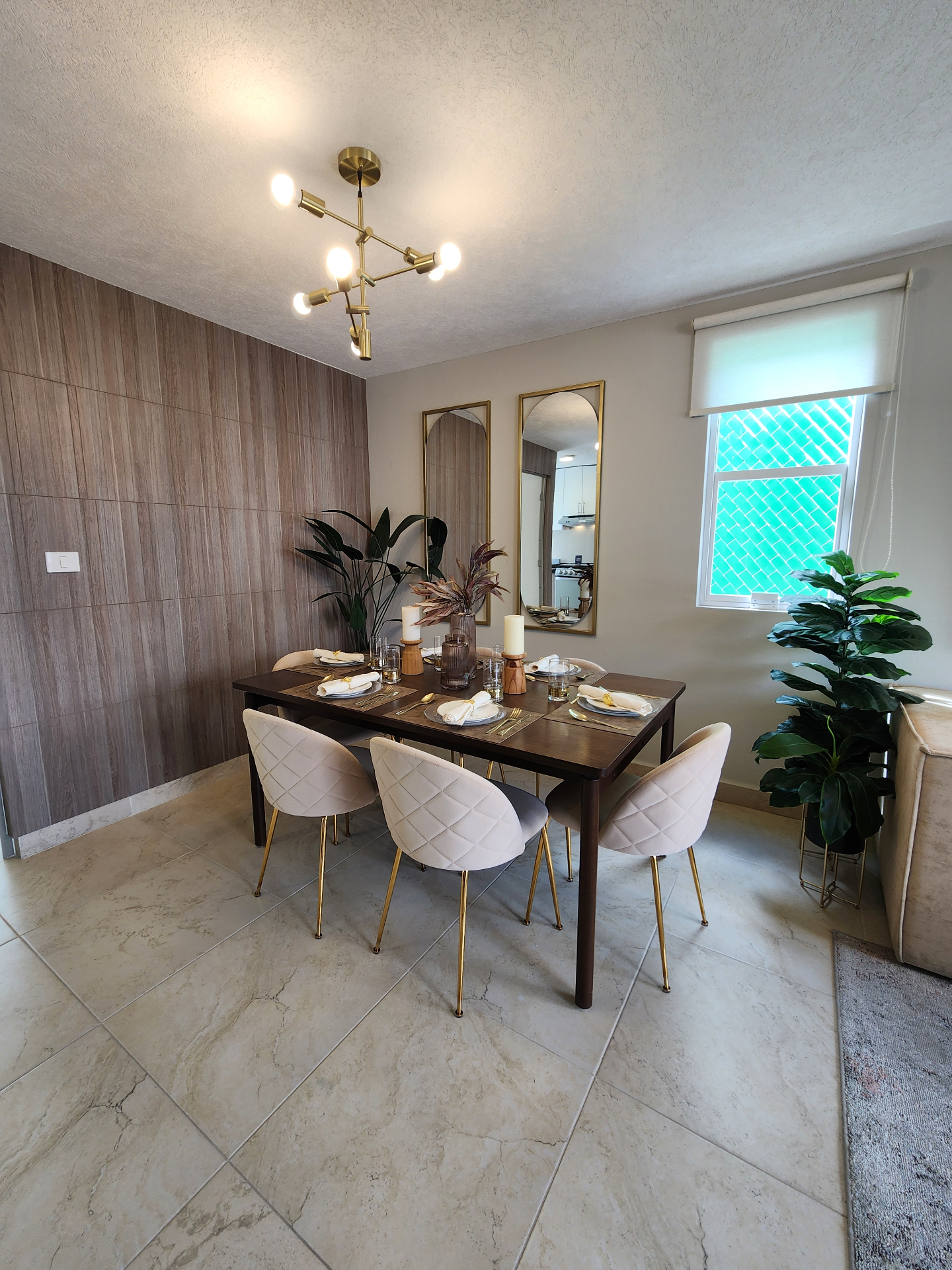 Comedor con muro de madera