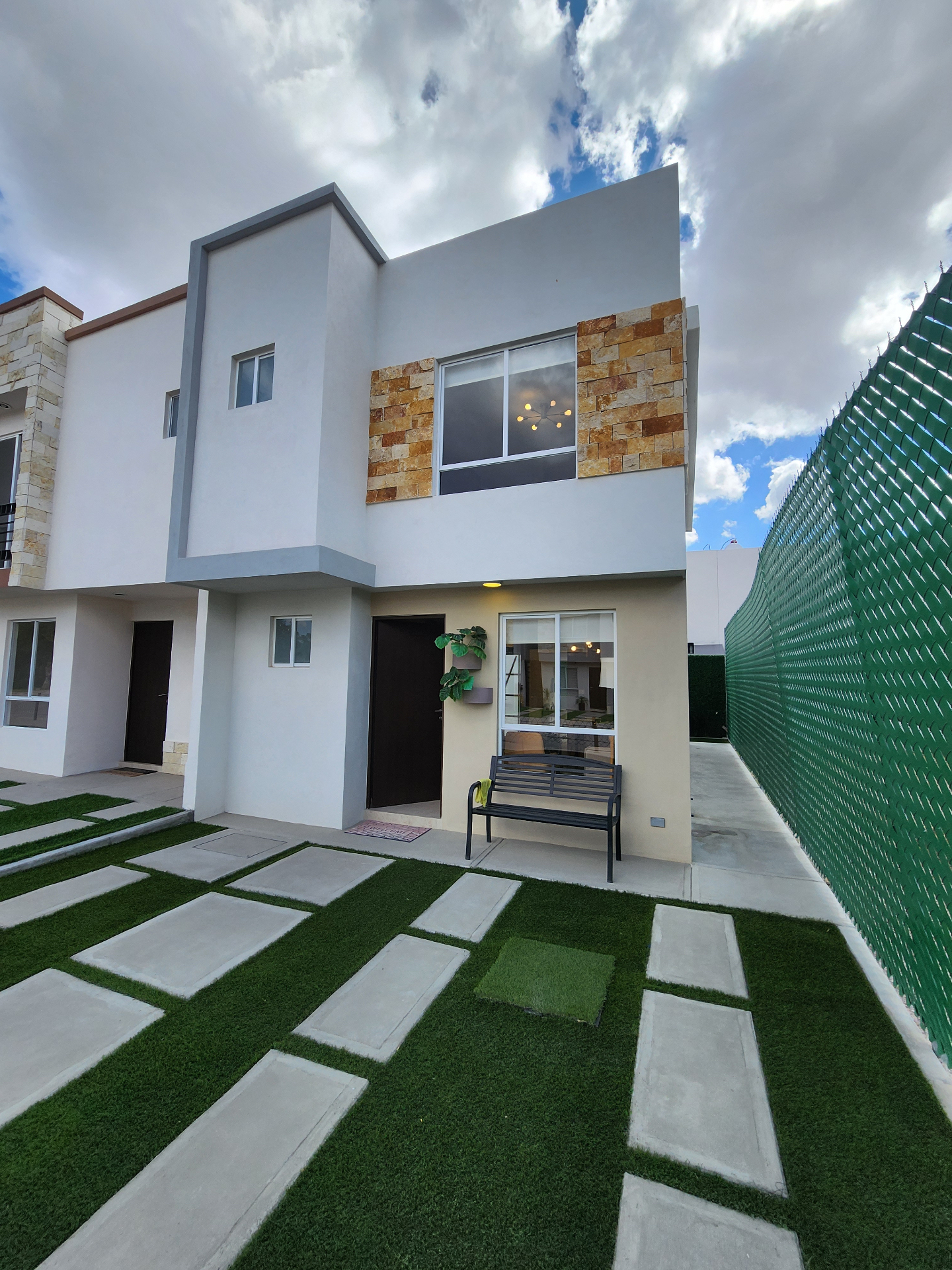 Fachada con jardín decorado