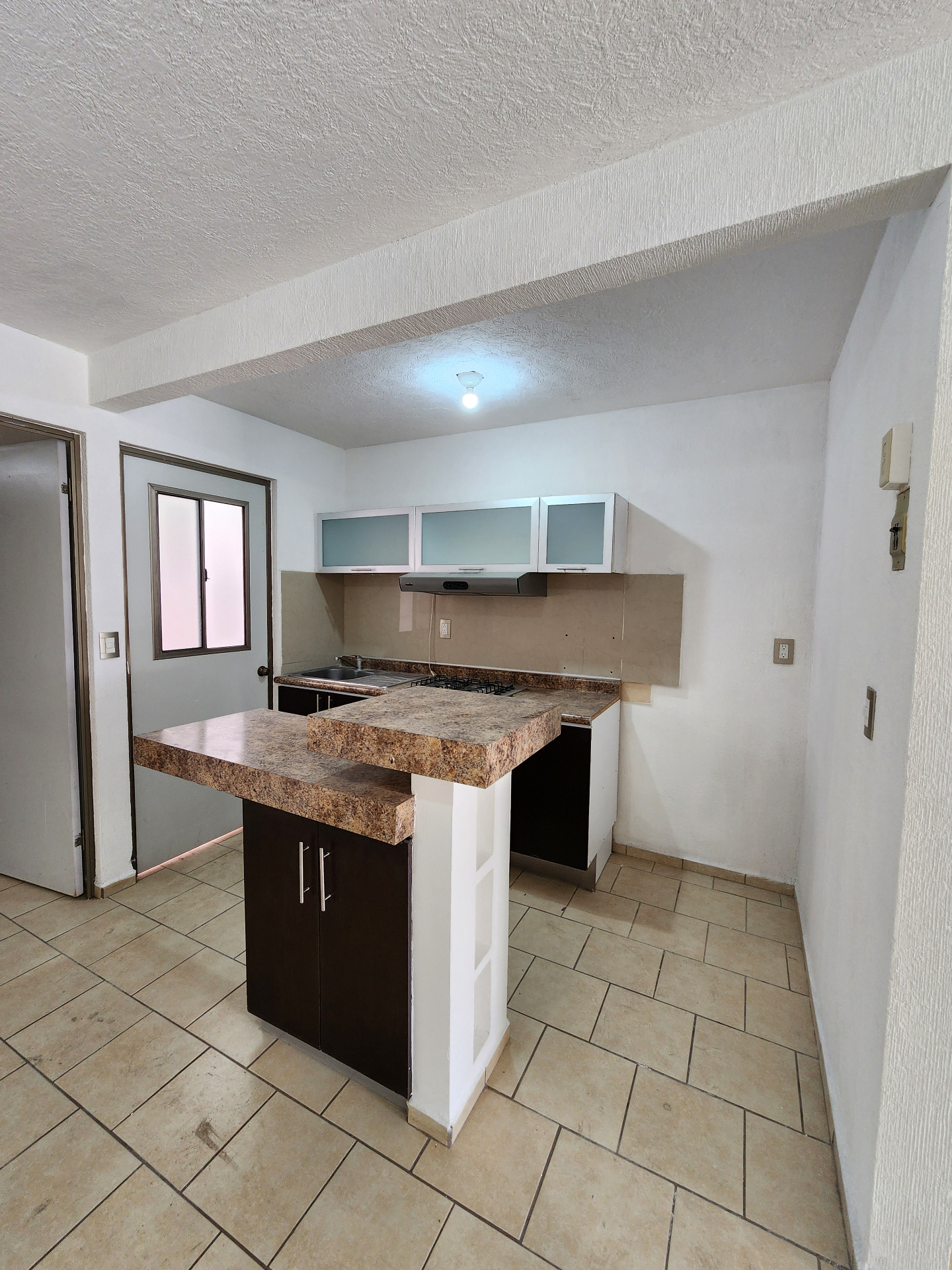 Cocina integral con barra desayunadora