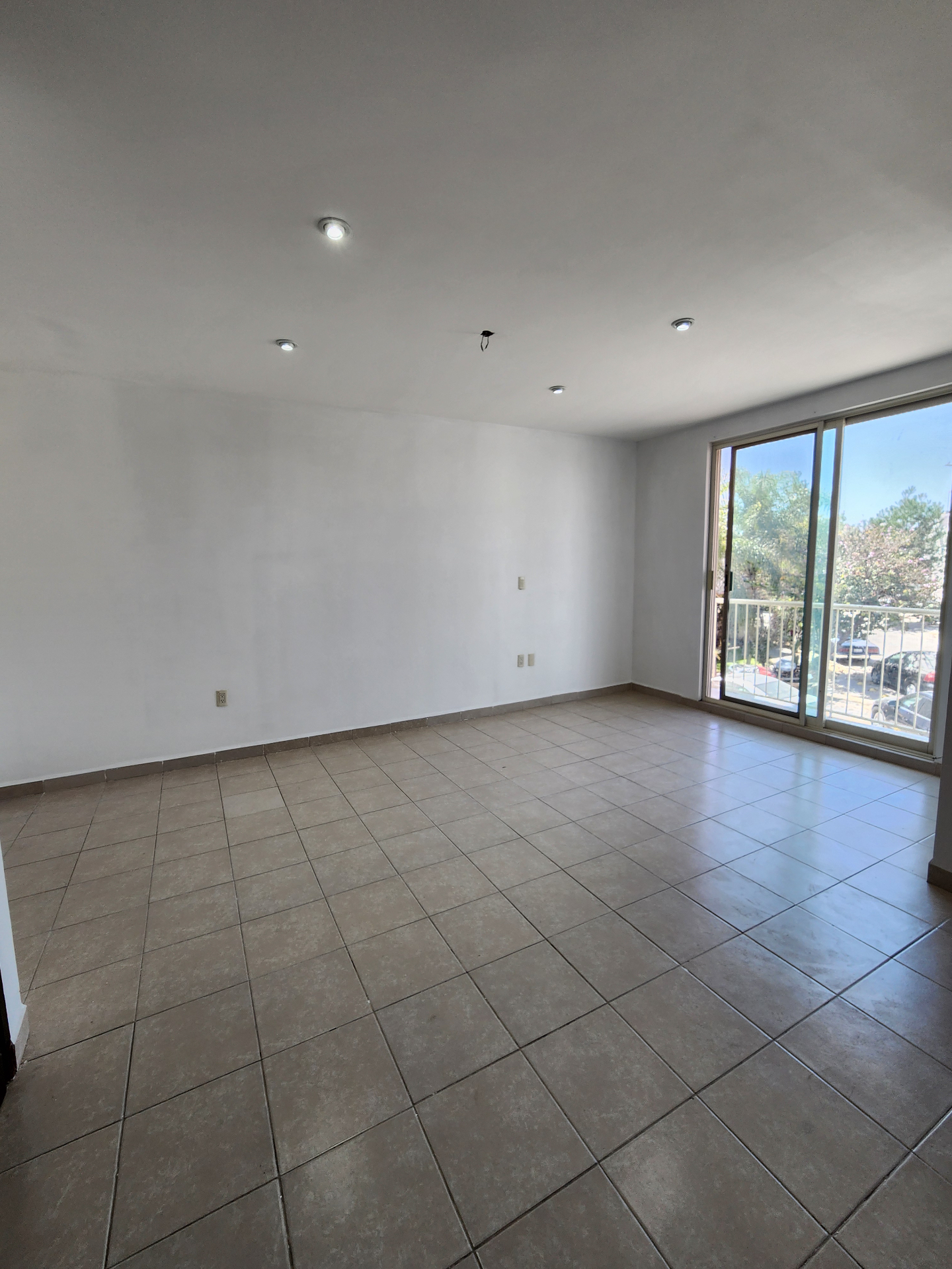 Sala con balcón