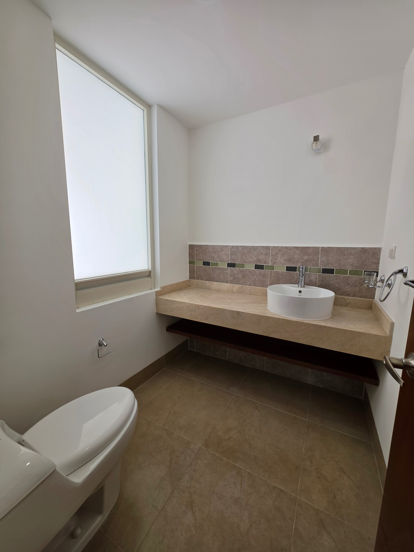 Baño con cubierta de piedra