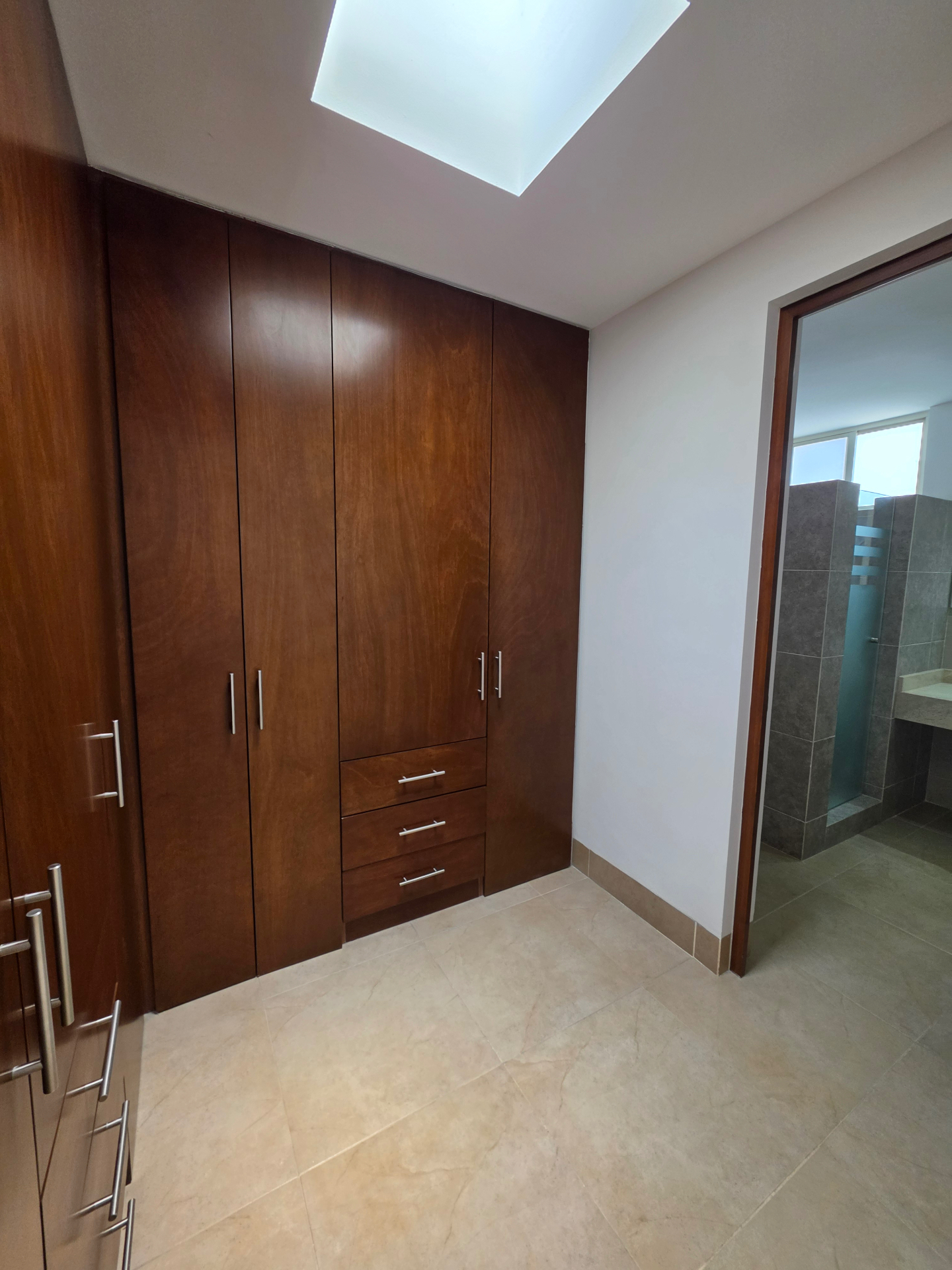 Vestidor con clósets de madera