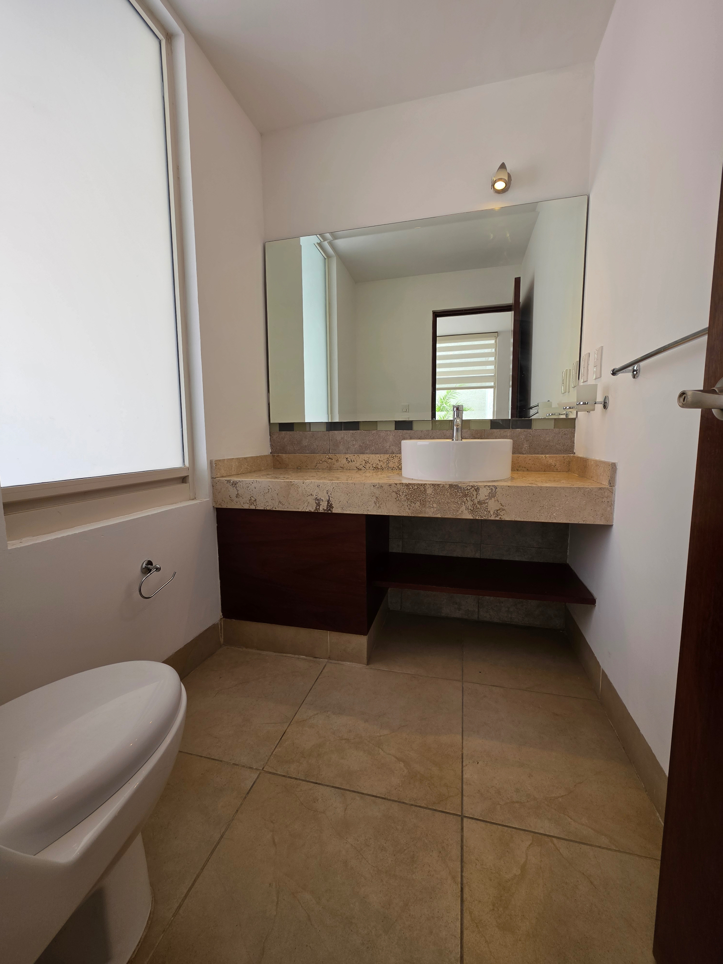 Medio baño con cubierta de piedra