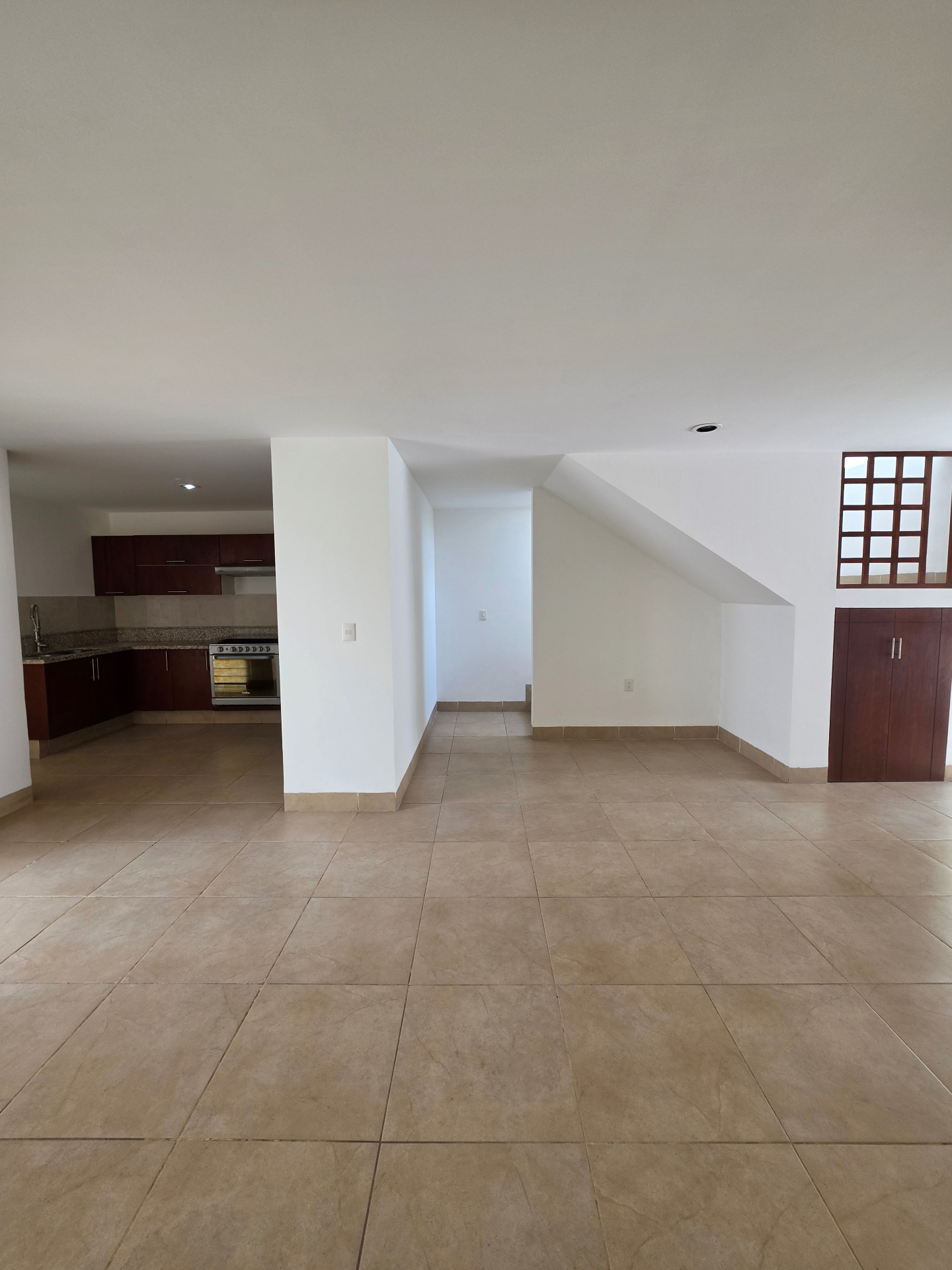 Sala–comedor con cocina integrada