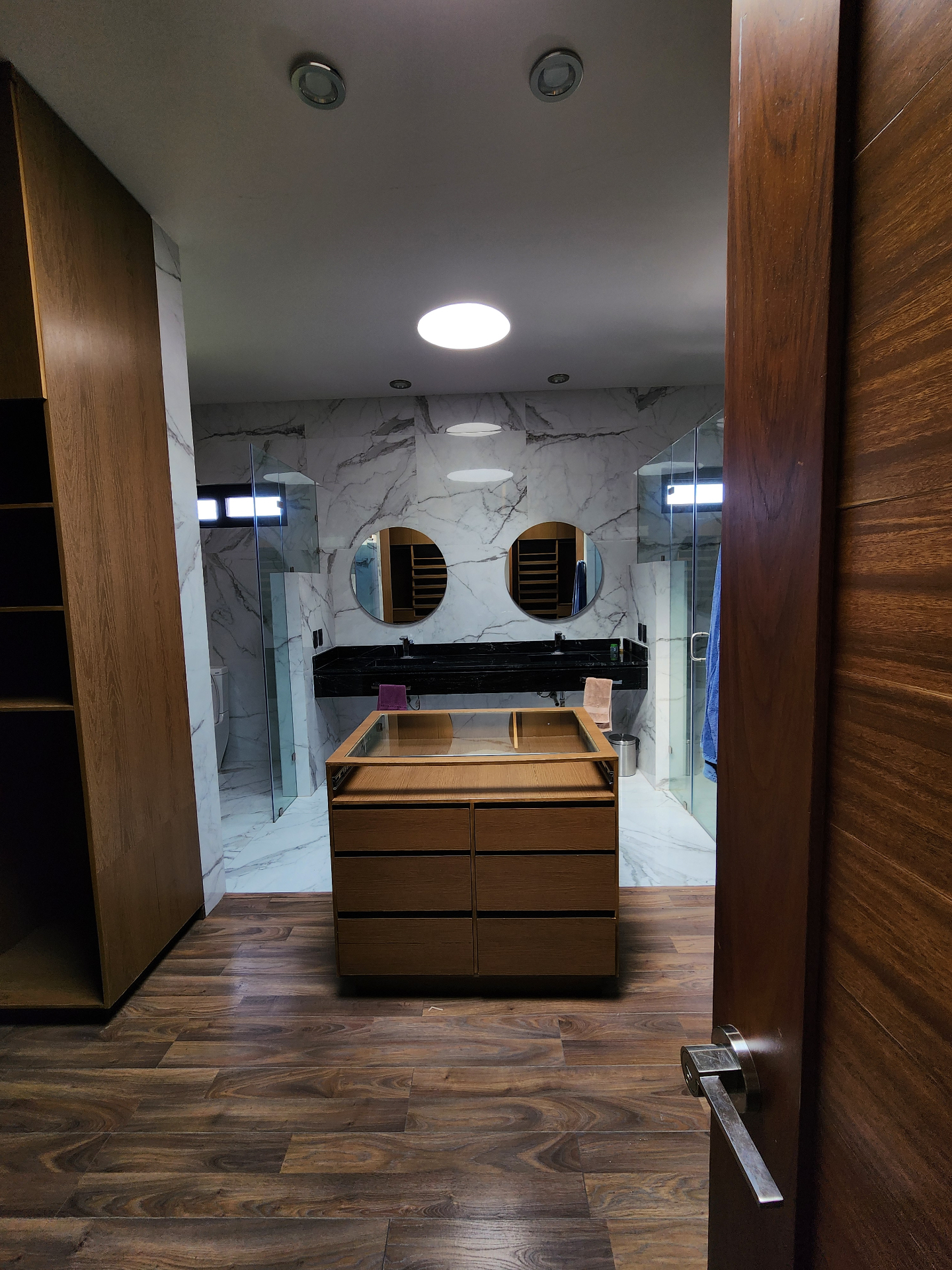 Baño principal con doble lavabo y acceso al vestidor