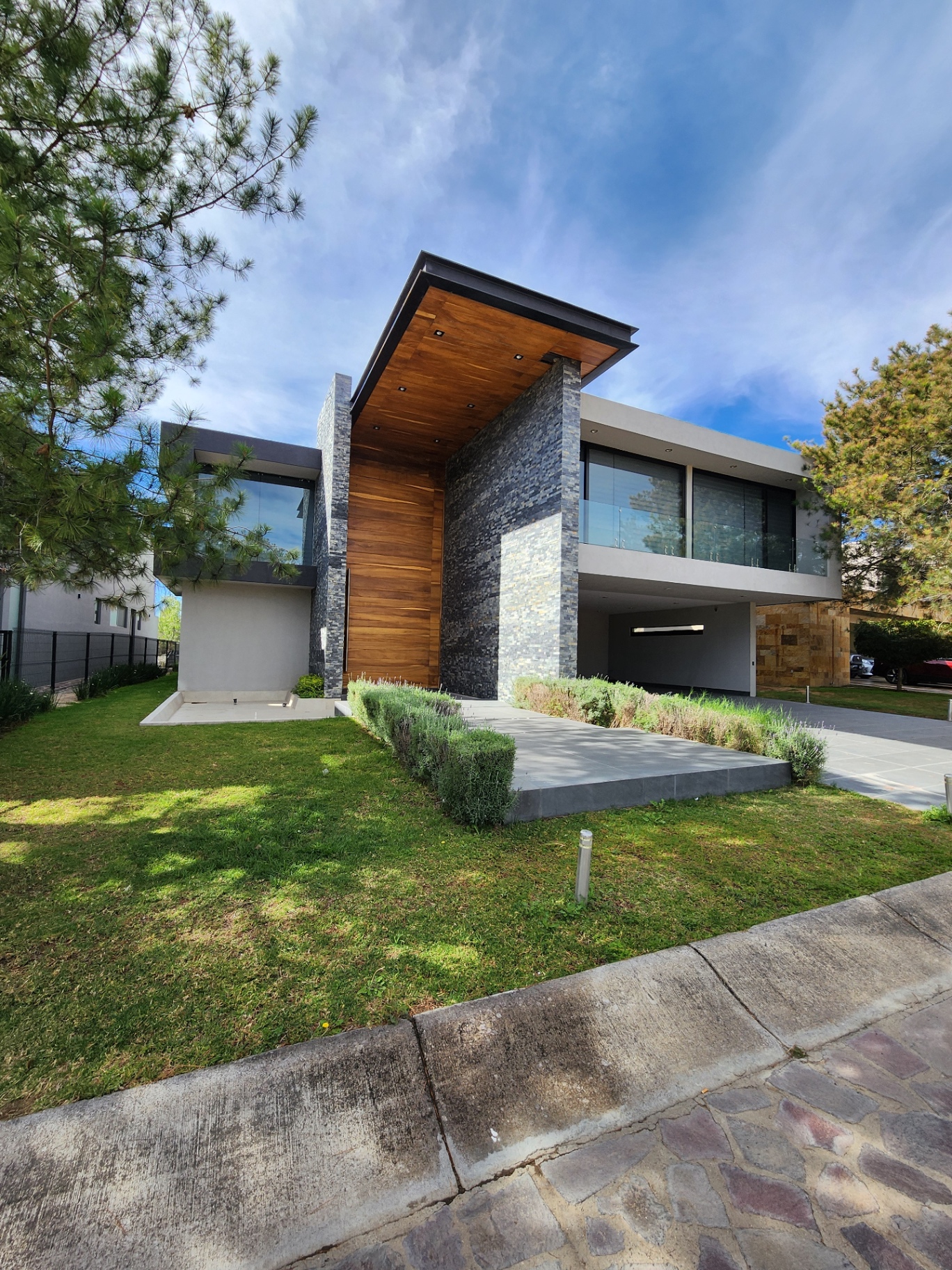 Fachada lateral con jardín