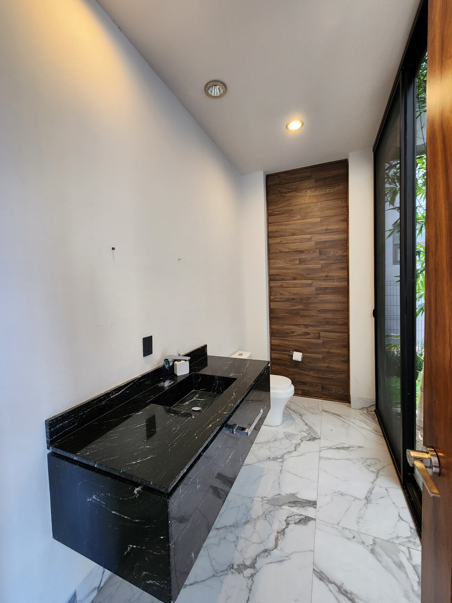 Medio baño con cubierta de granito negro
