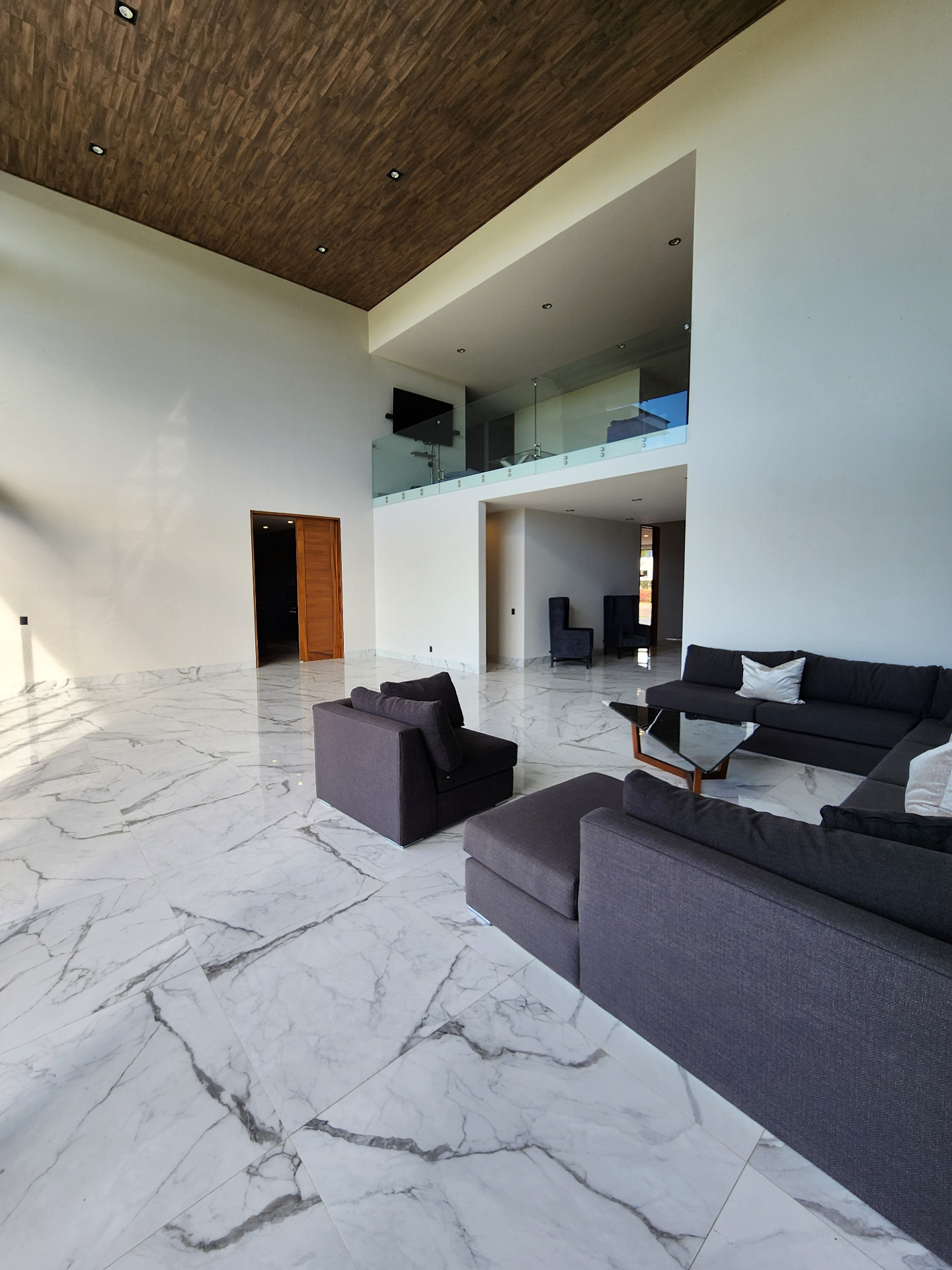 Sala de estar con vista al puente interior