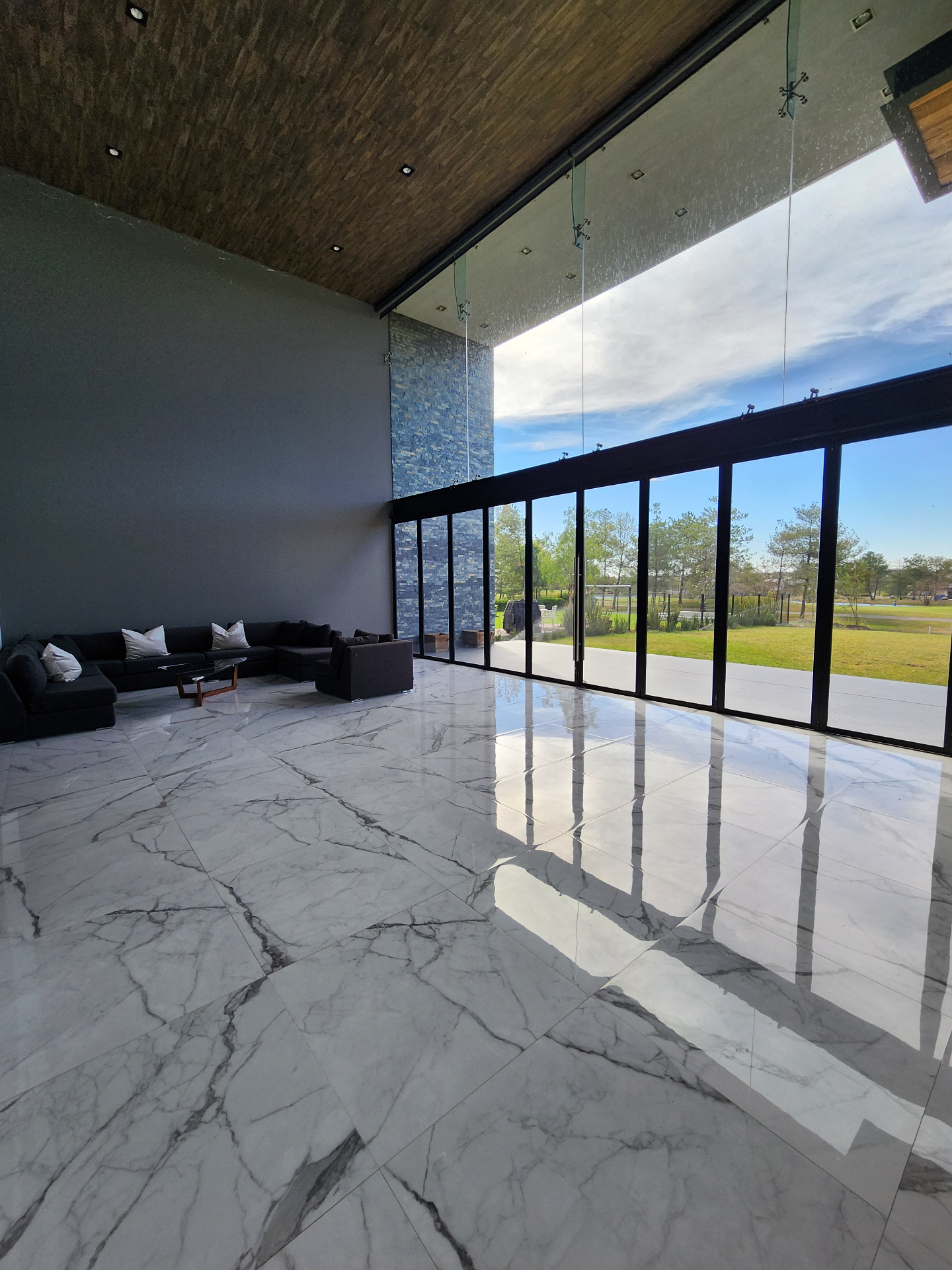 Sala principal con muro de cristal panorámico