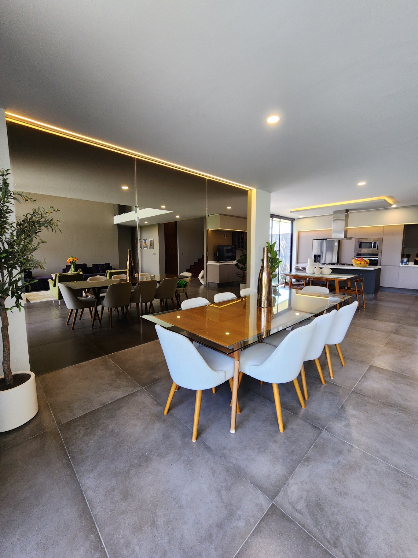 Comedor formal integrado a cocina con isla y barra de desayunador