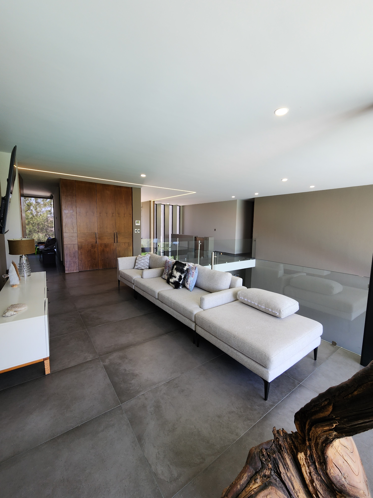 Sala de TV en planta alta con carpintería empotrada