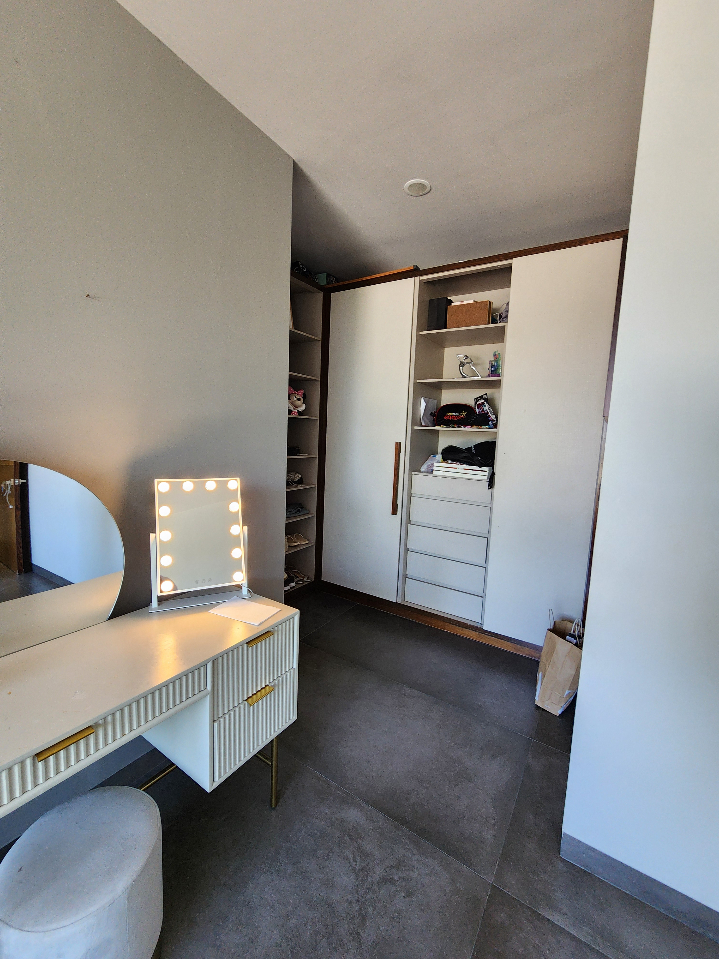 Vestidor con tocador iluminado y closets integrados