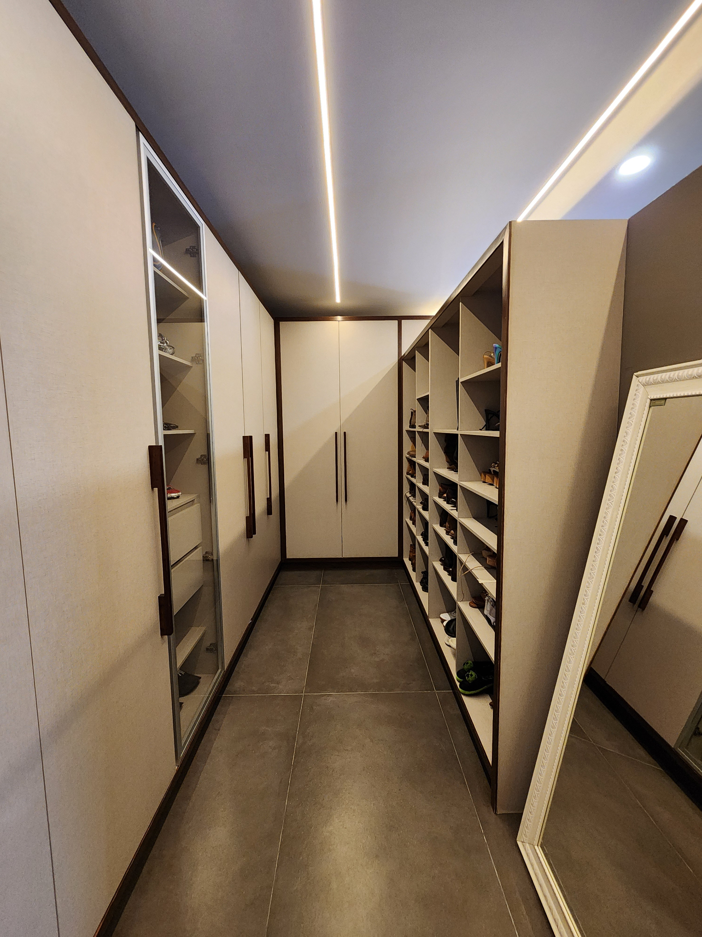 Vestidor principal con zapatera abierta e iluminación LED lineal