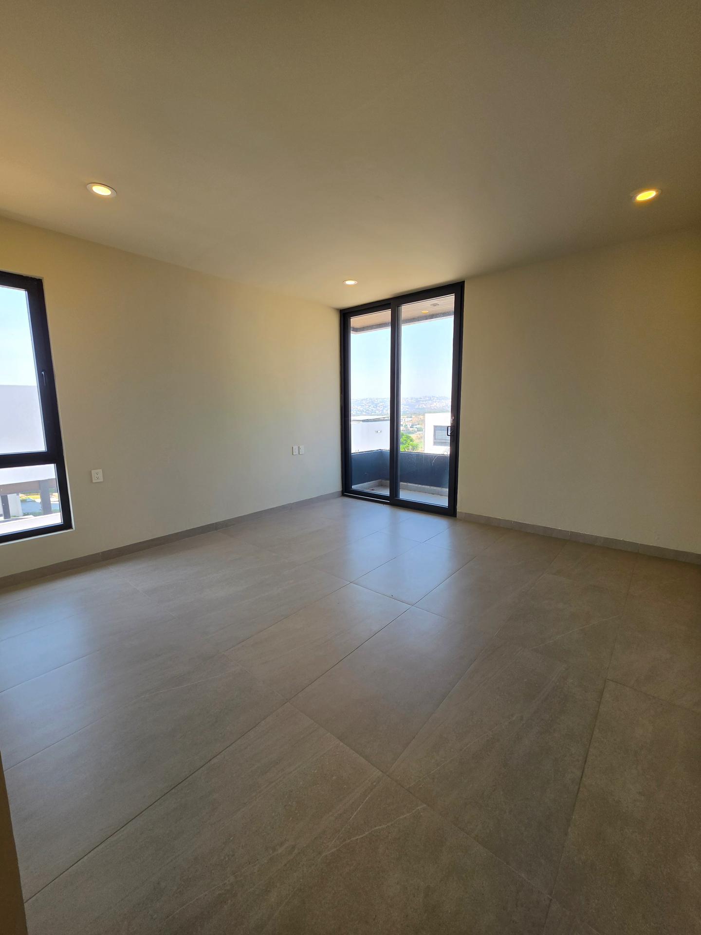 Habitación con balcón y ventanal con vista a la sierra