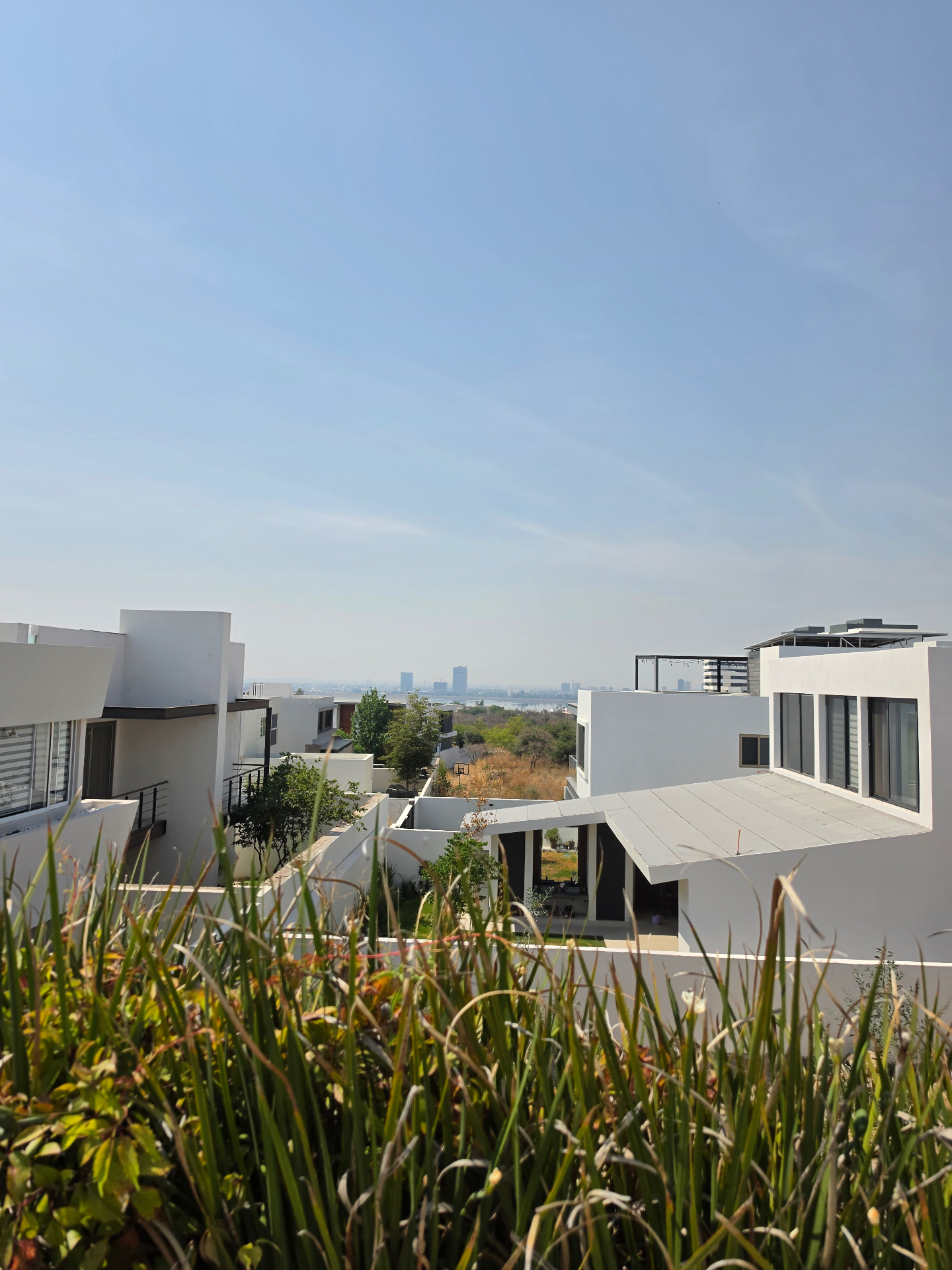 Vista panorámica a la ciudad y a la sierra desde la terraza superior