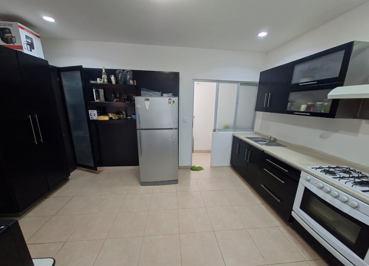 Cocina equipada con alacena, parrilla y horno