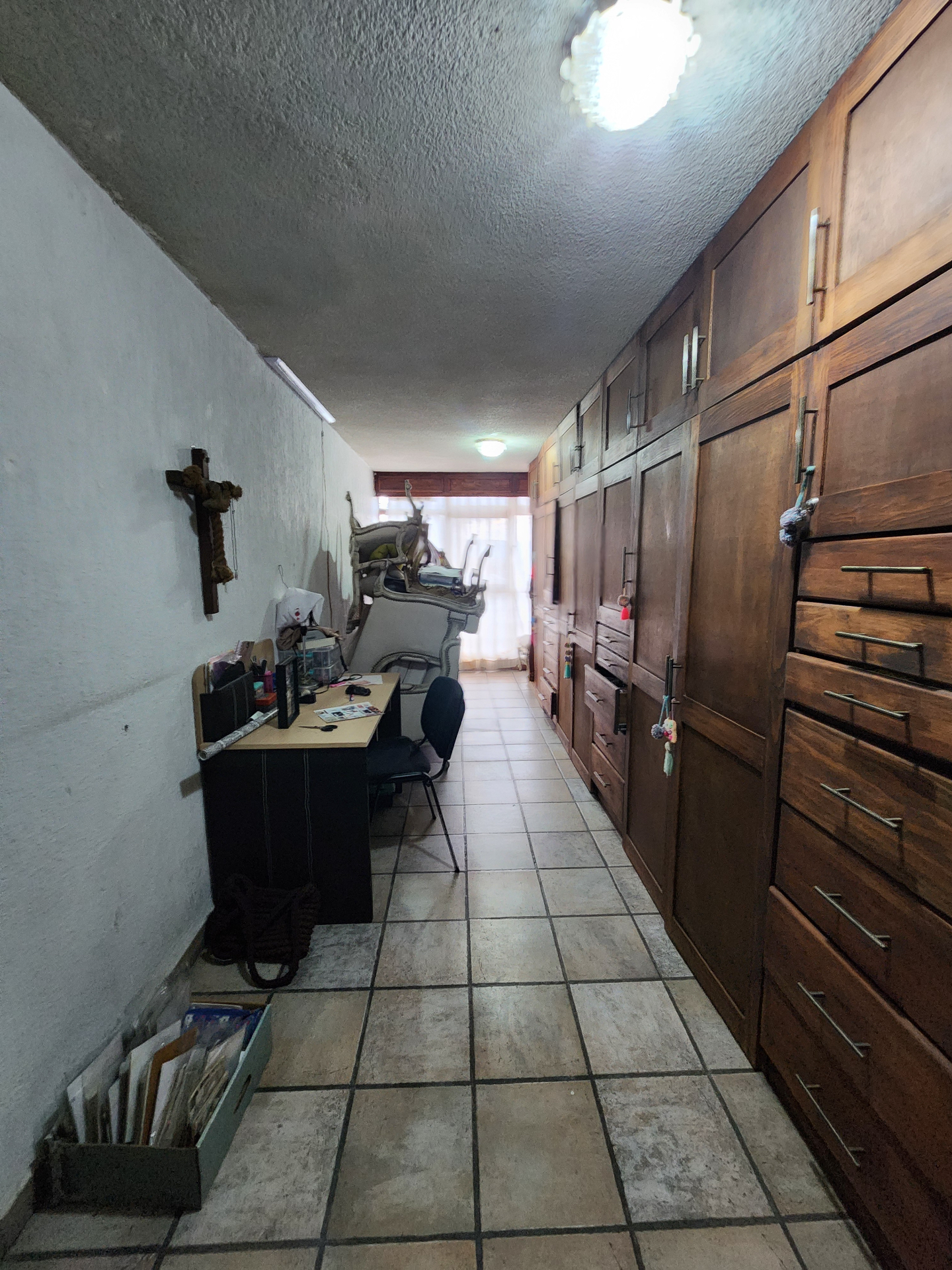Vestidor amplio con closets de madera de piso a techo