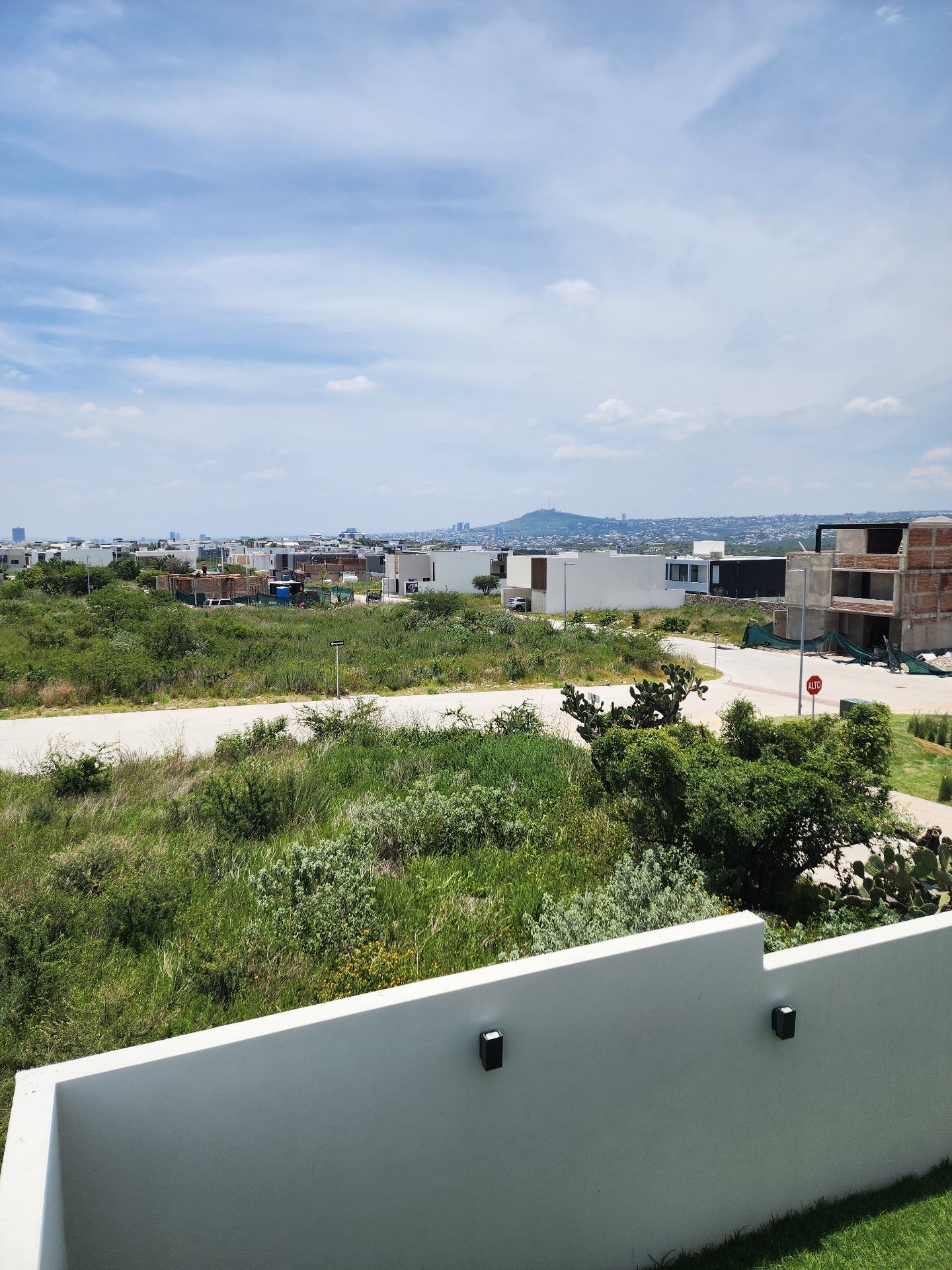 Vista panorámica desde terraza superior hacia la ciudad y el cerro