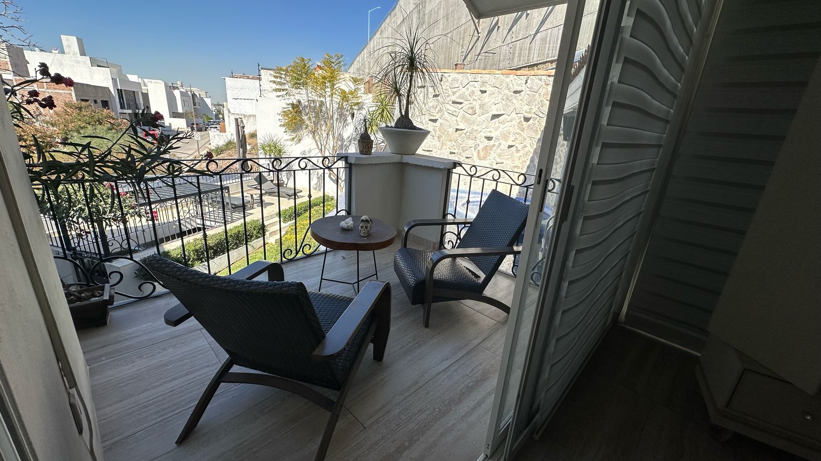 Balcón privado con vista a la alberca y al jardín interior