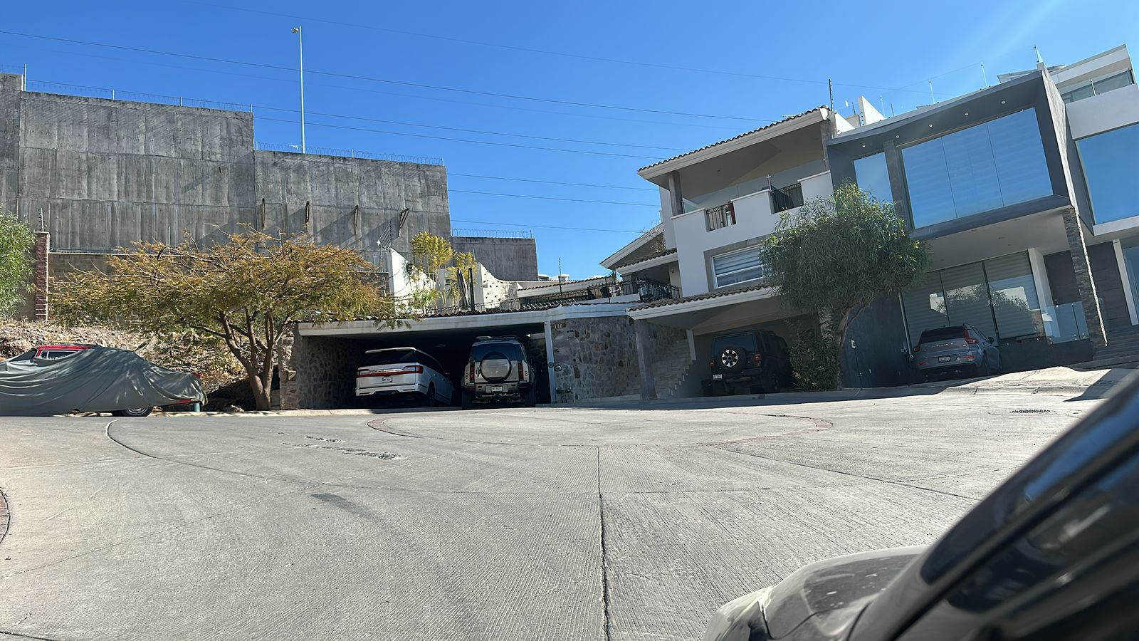 Acceso con cocheras techadas para 6 autos y muros de cantera