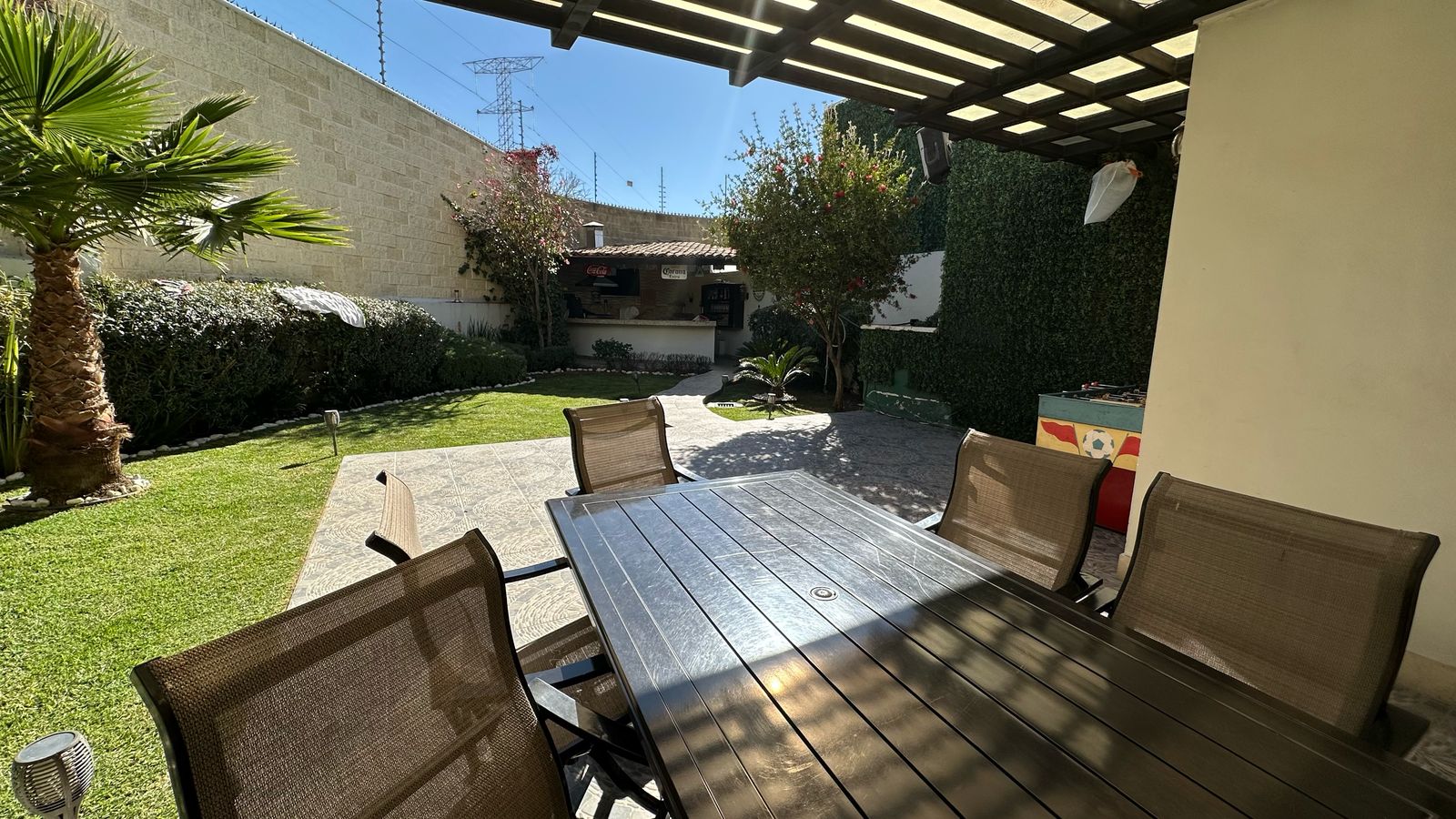 Terraza con pérgola, jardín, barra con asador y bar al aire libre