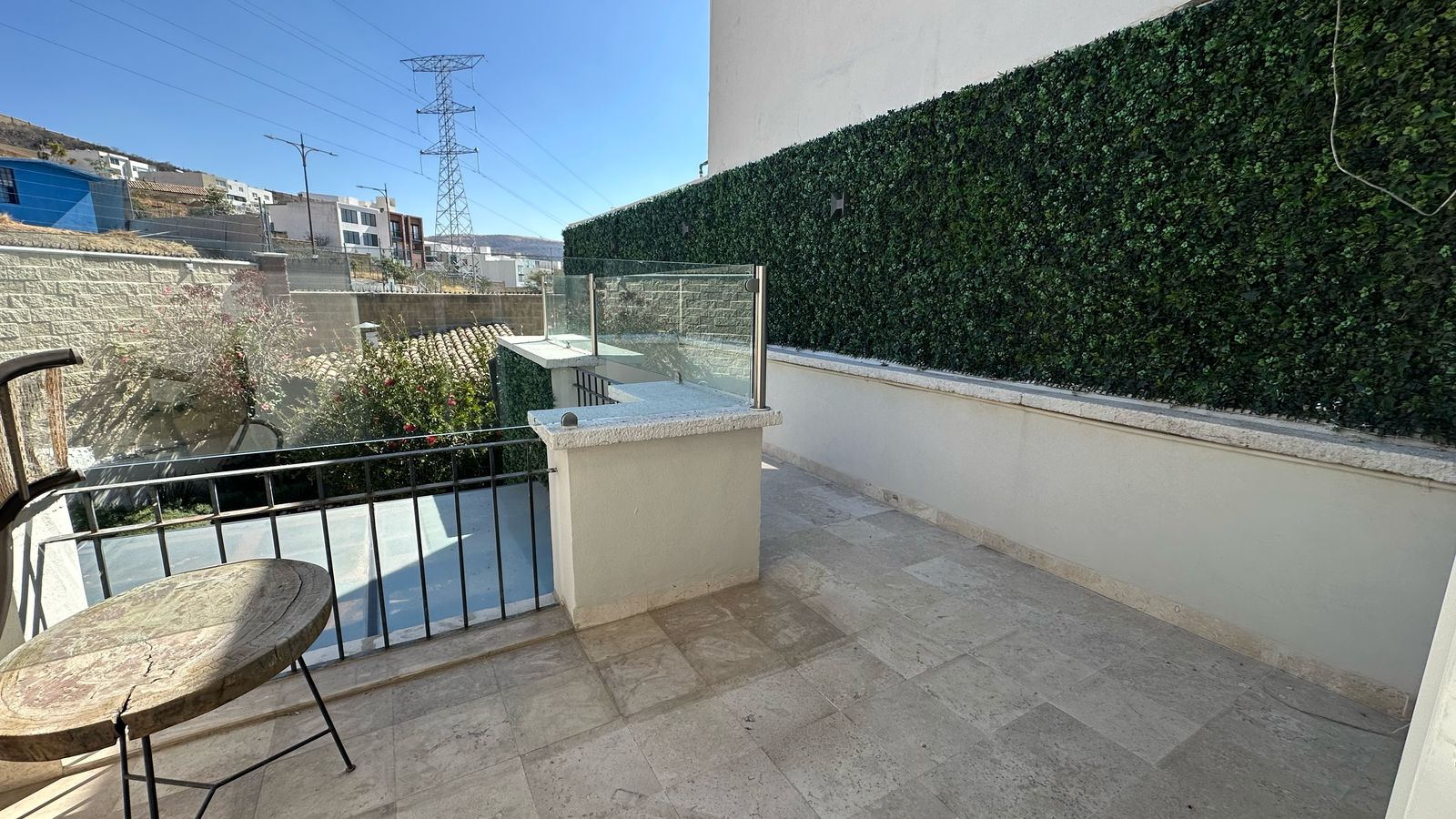 Terraza superior con barra de granito, cancel de cristal y vista panorámica