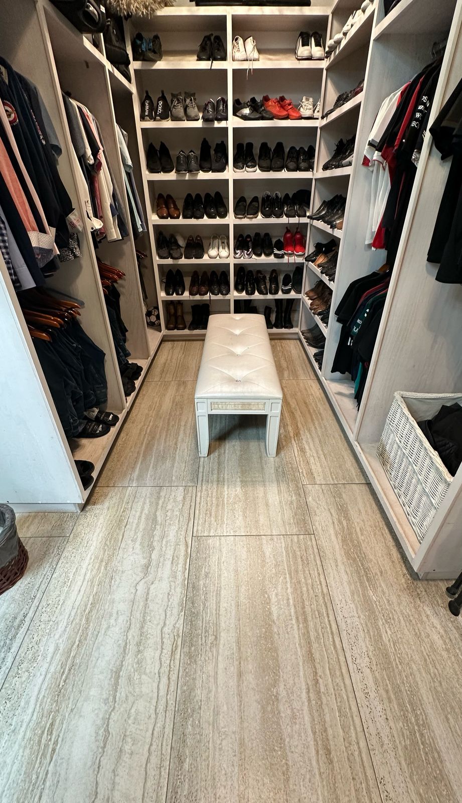 Vestidor amplio con zapatera, espacios para colgado y banca tapizada