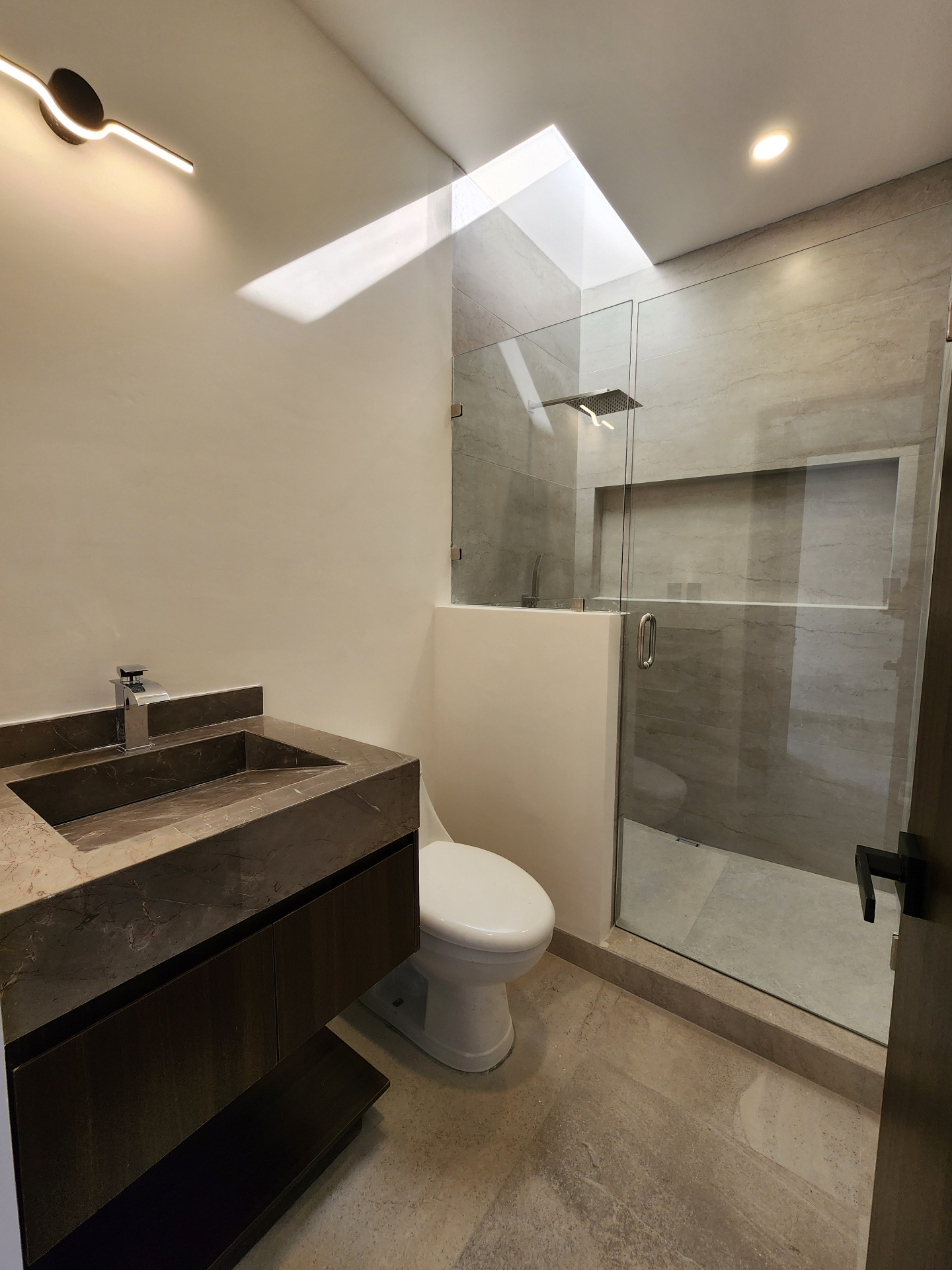Baño con cristal templado
