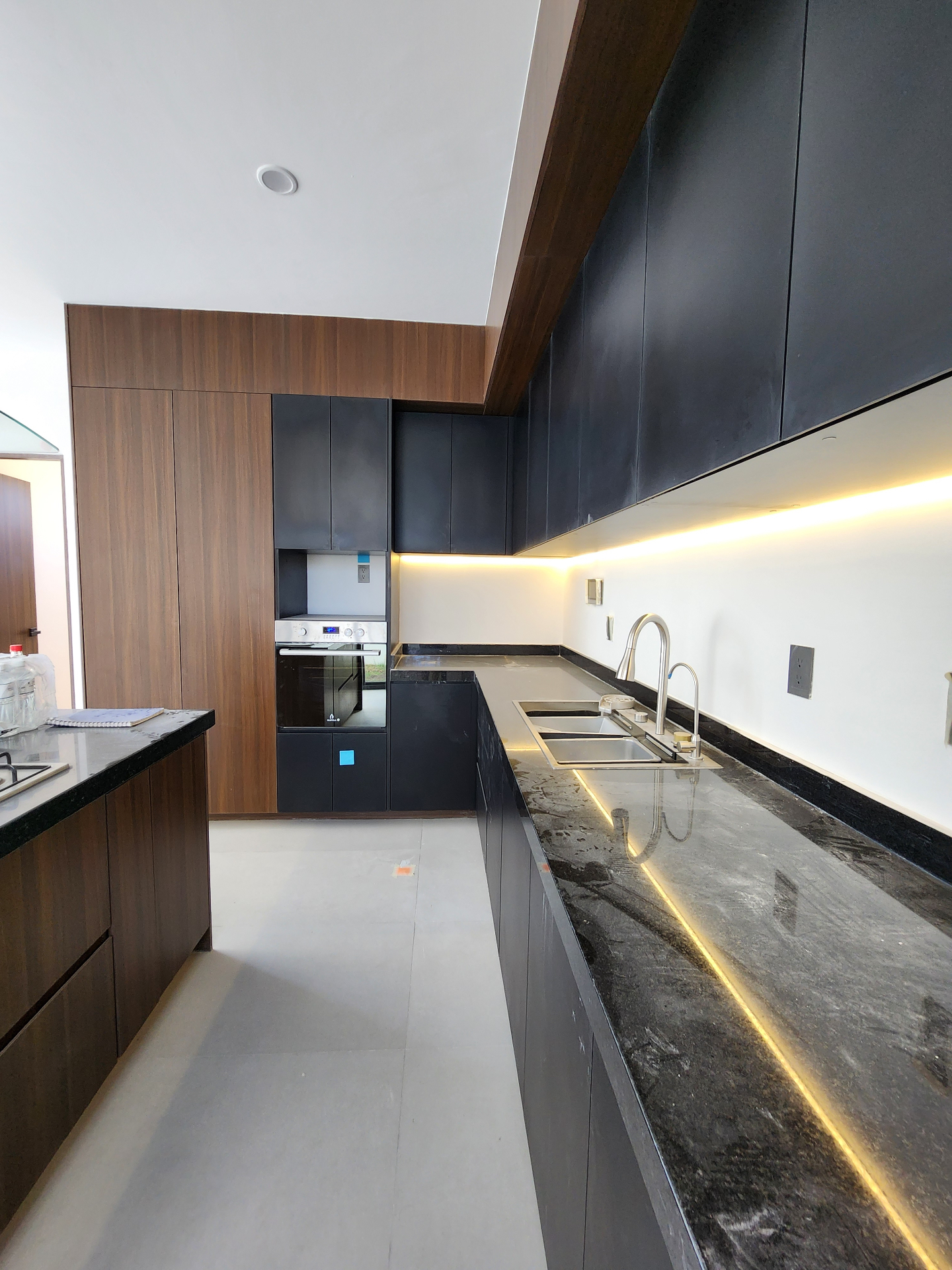 Cocina con isla y acabados premium
