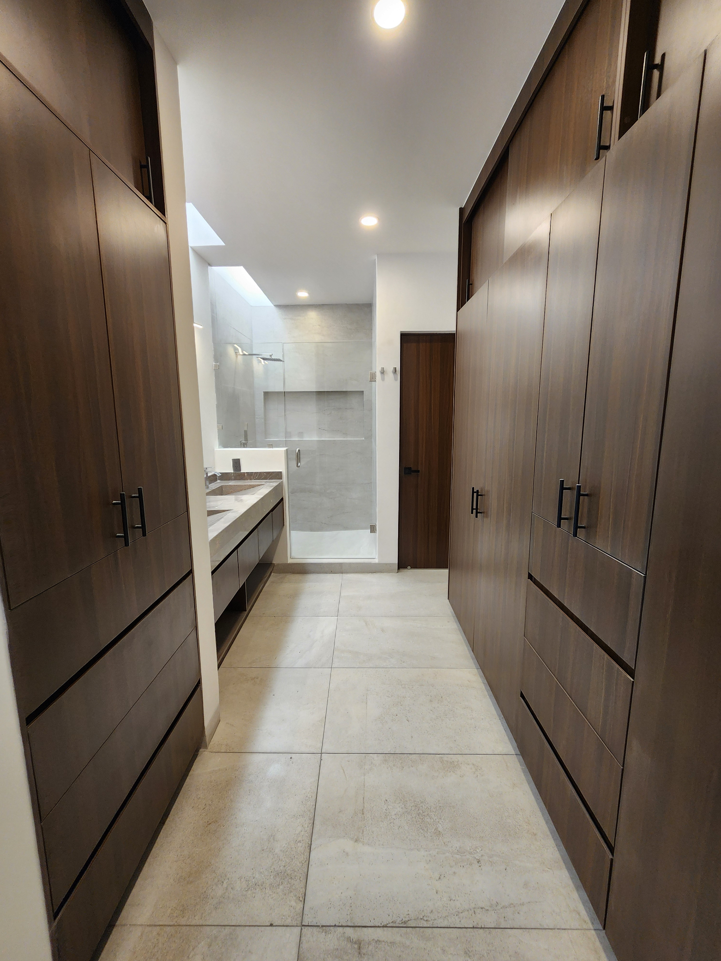 Vestidor y baño principal