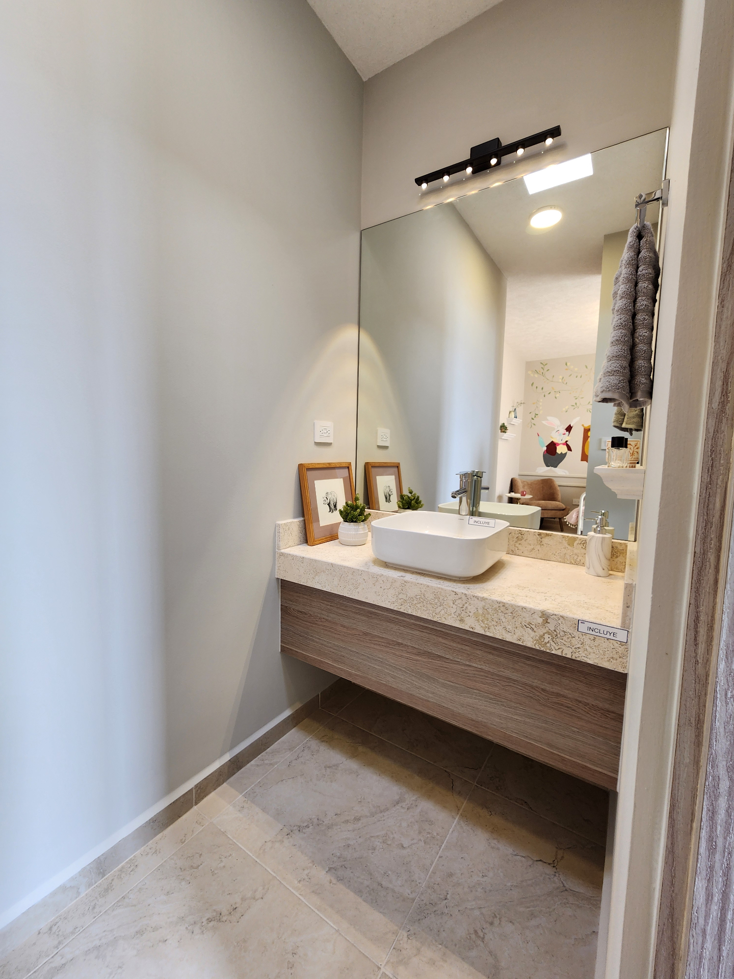Baño con tocador en piedra