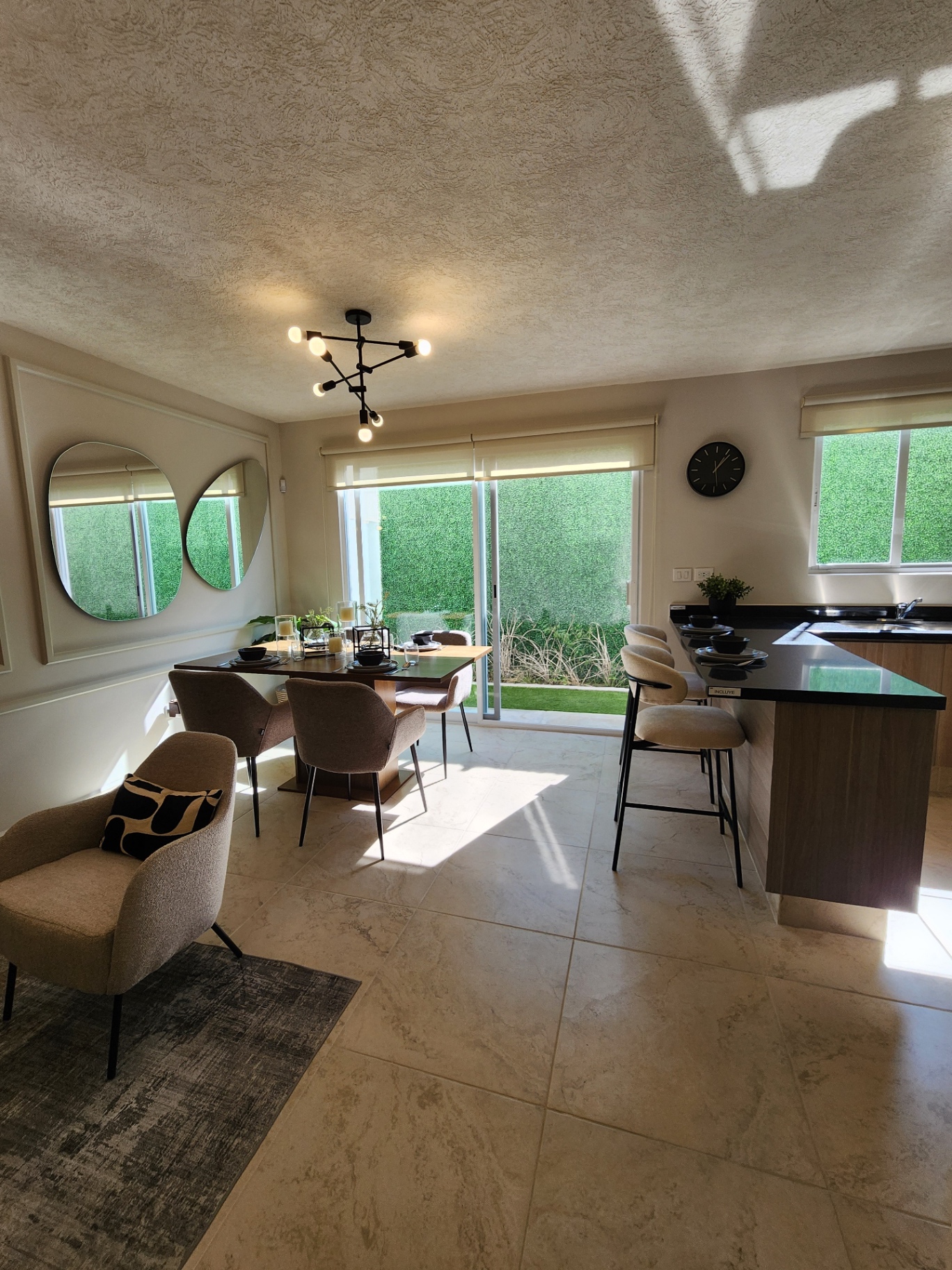 Comedor y barra de cocina