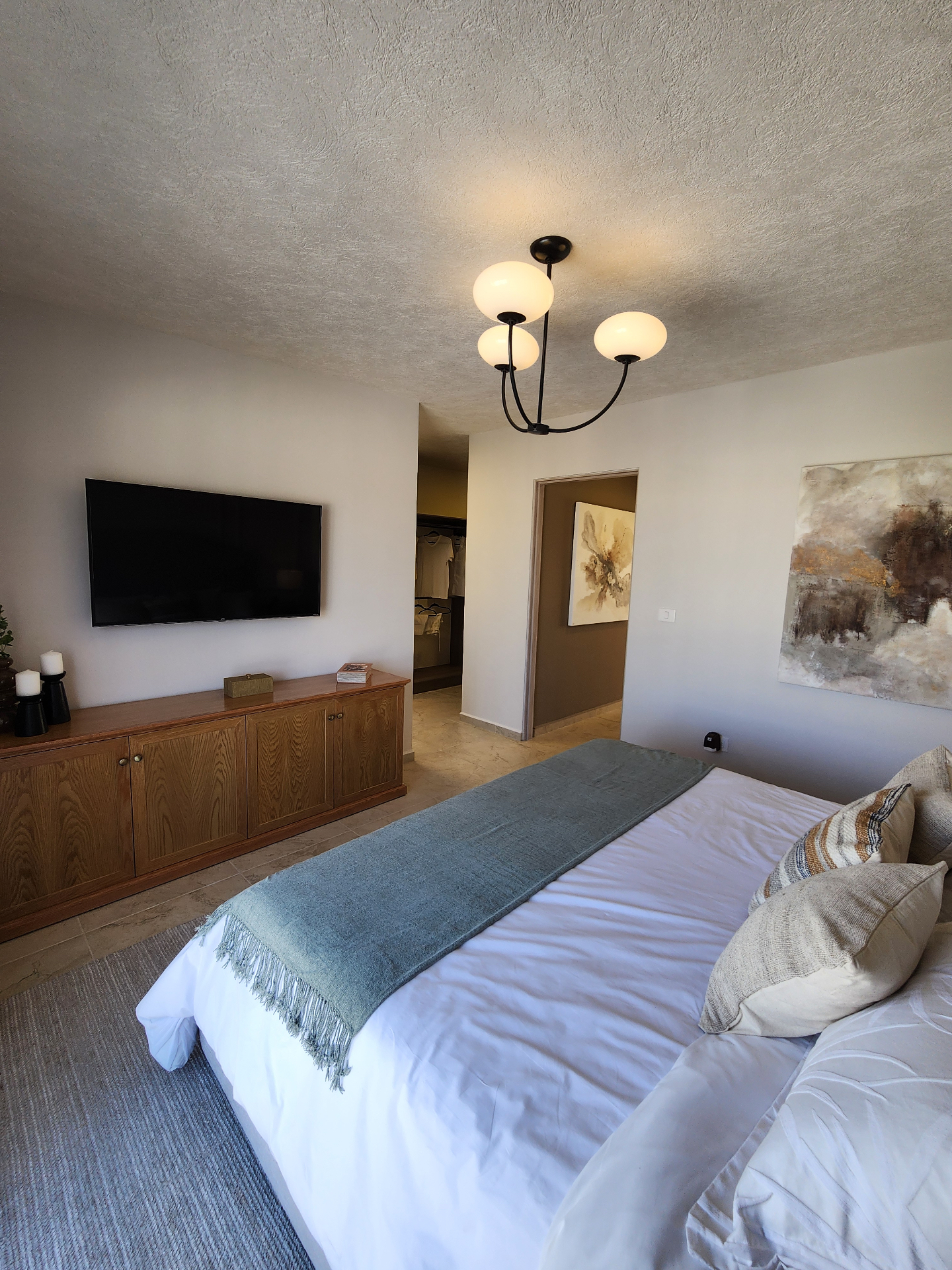Recámara principal con mueble de TV