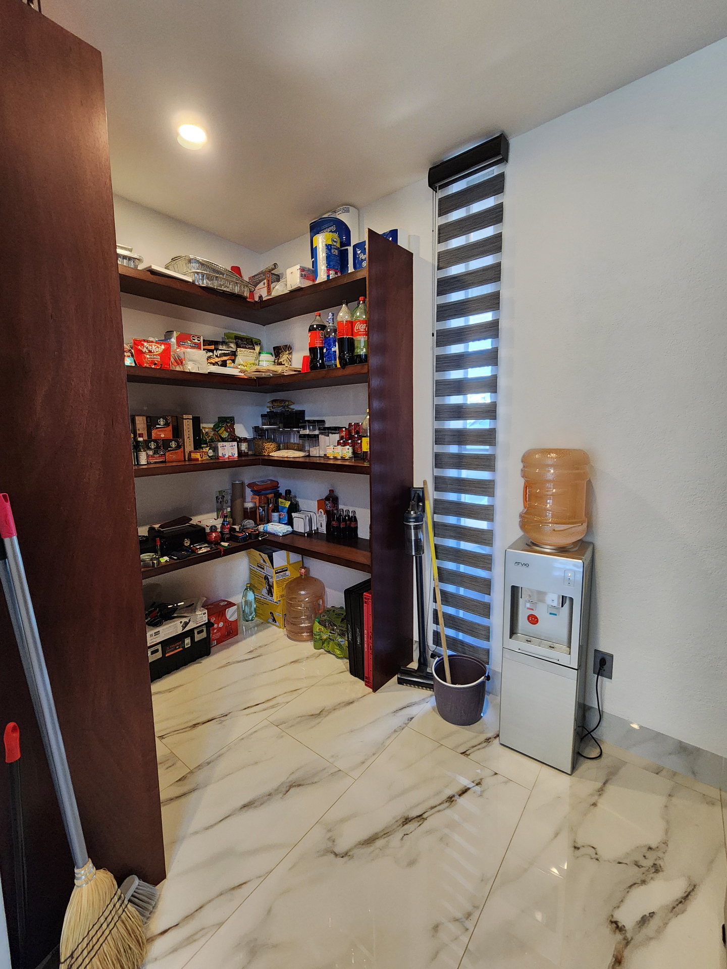 Alacena o despensa con repisas de madera empotradas y espacio de almacenamiento amplio