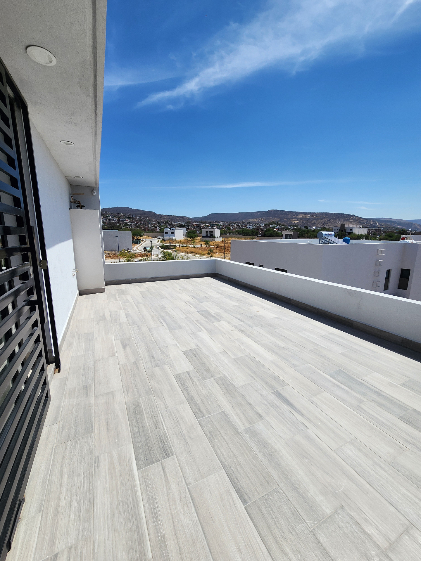 Roof top con terraza amplia, vista panorámica a Valles del Molino y acabado porcelánico en tono gris claro